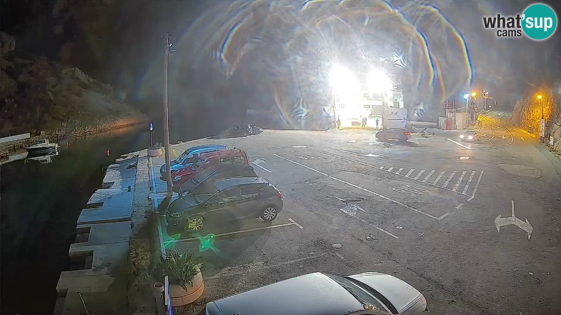 Spletna kamera trajektno pristanišče Prizna – proti otoku Pag