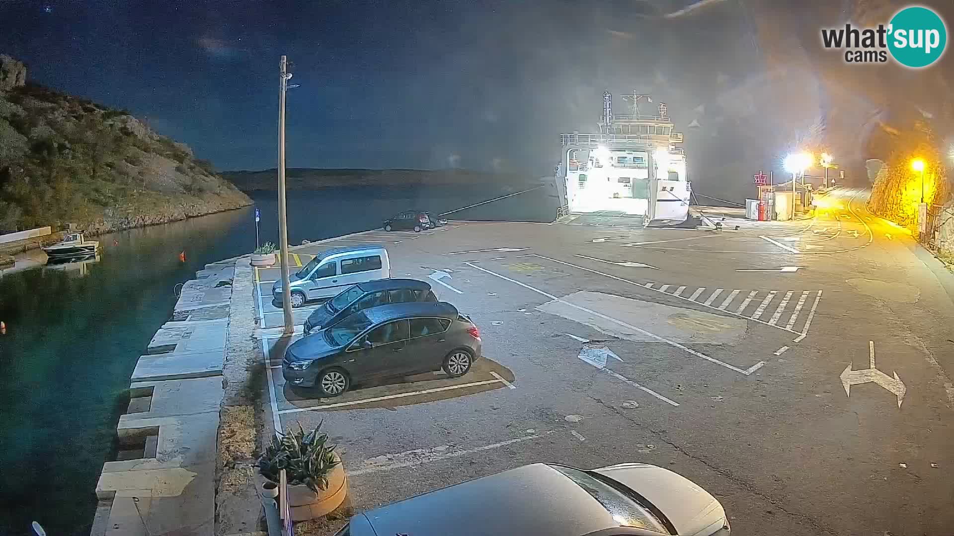 Spletna kamera trajektno pristanišče Prizna – proti otoku Pag