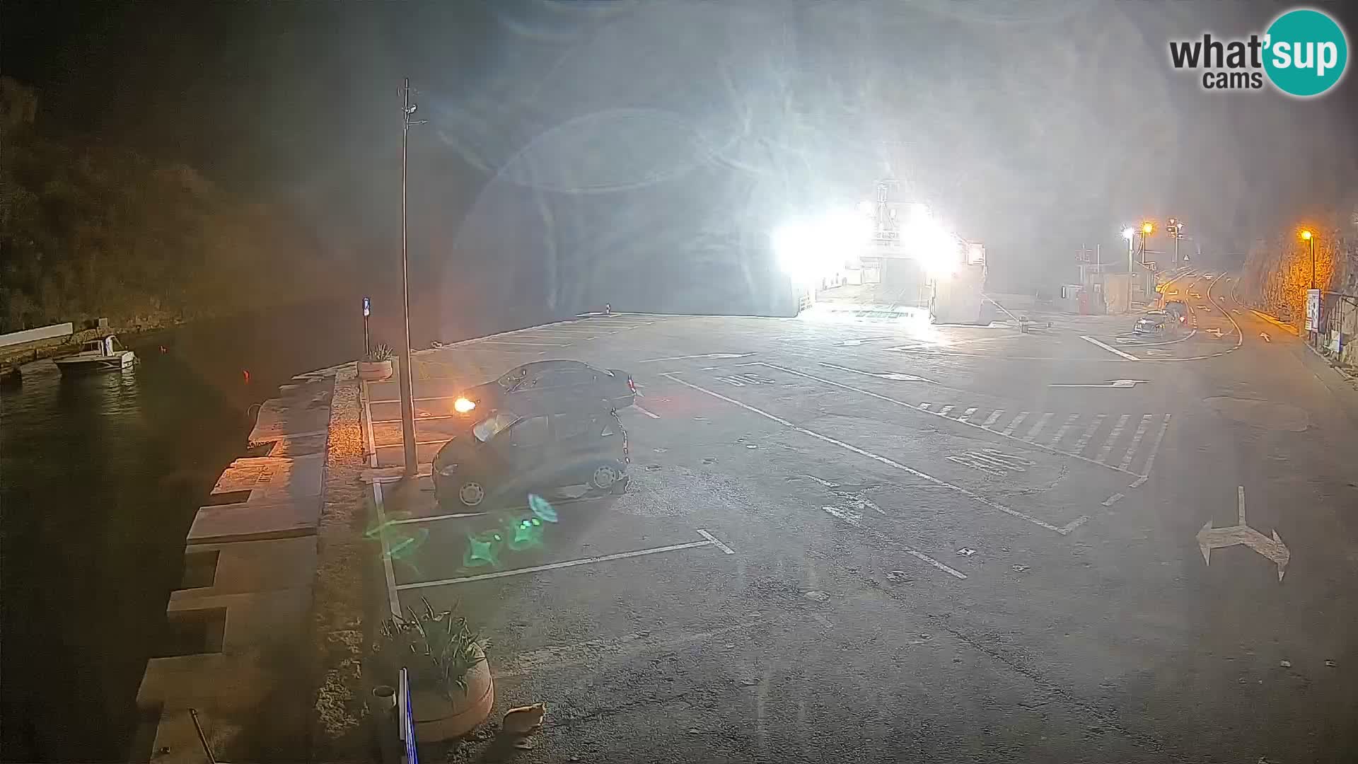 Spletna kamera trajektno pristanišče Prizna – proti otoku Pag