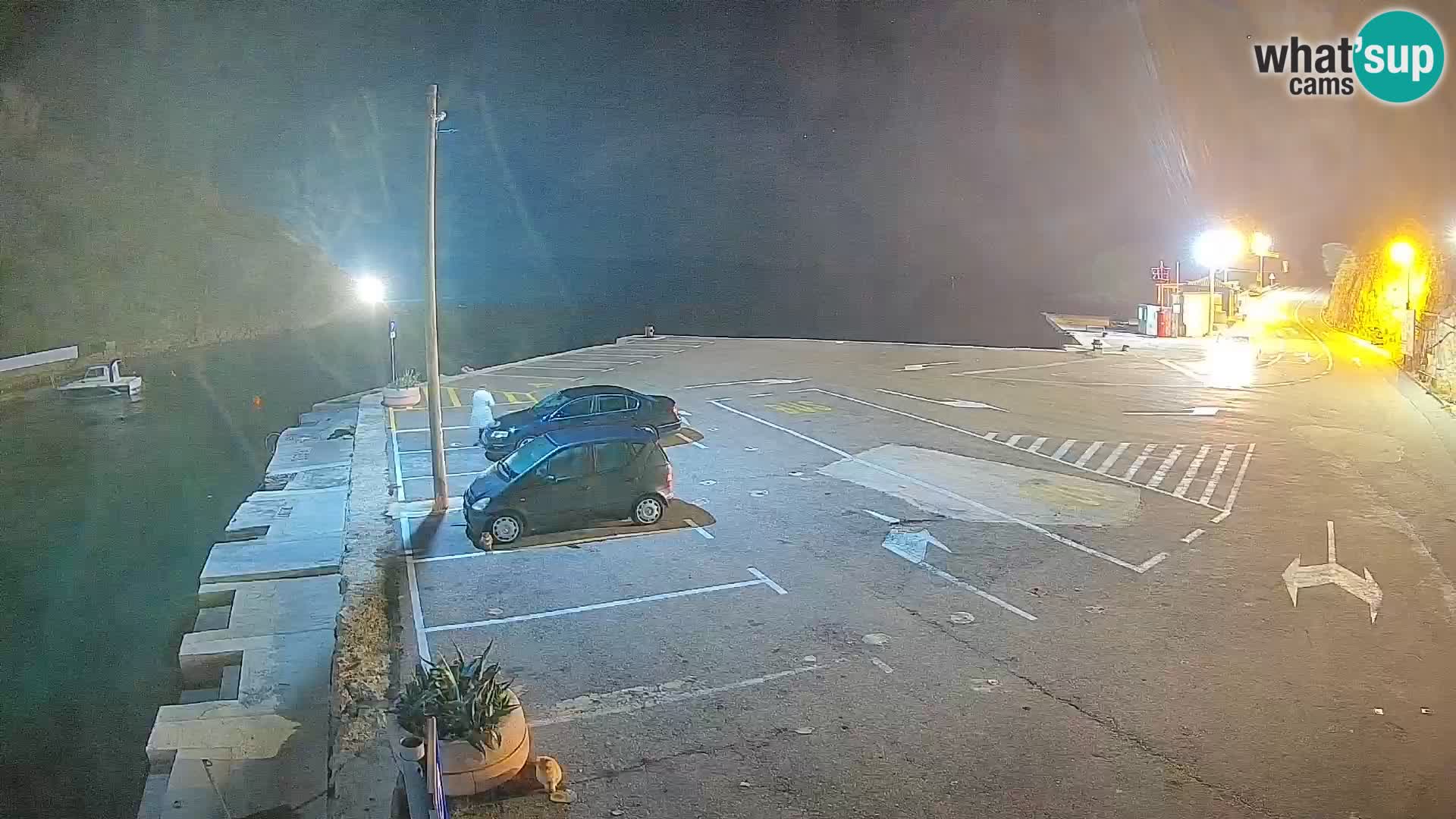 Spletna kamera trajektno pristanišče Prizna – proti otoku Pag