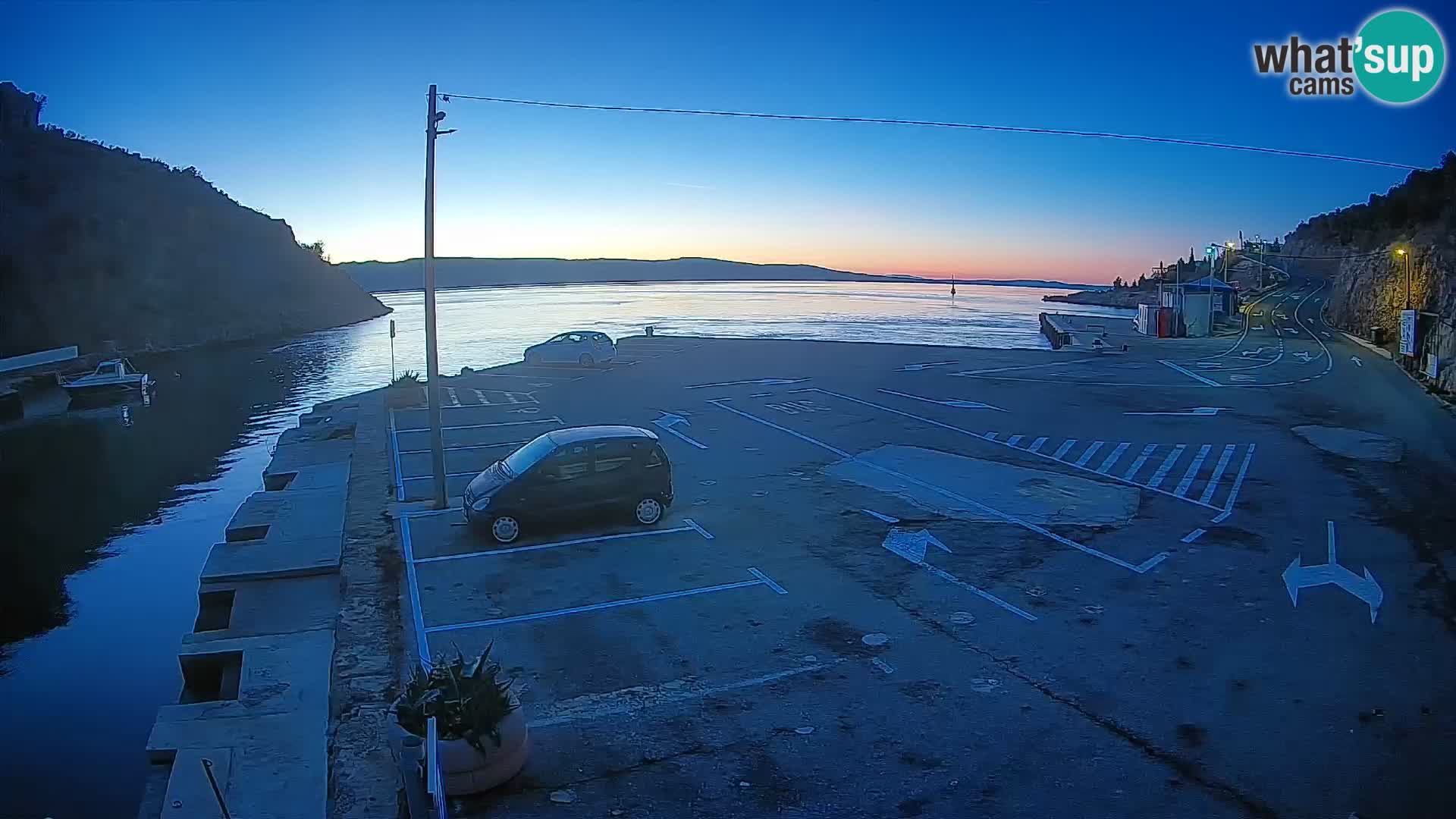 Spletna kamera trajektno pristanišče Prizna – proti otoku Pag