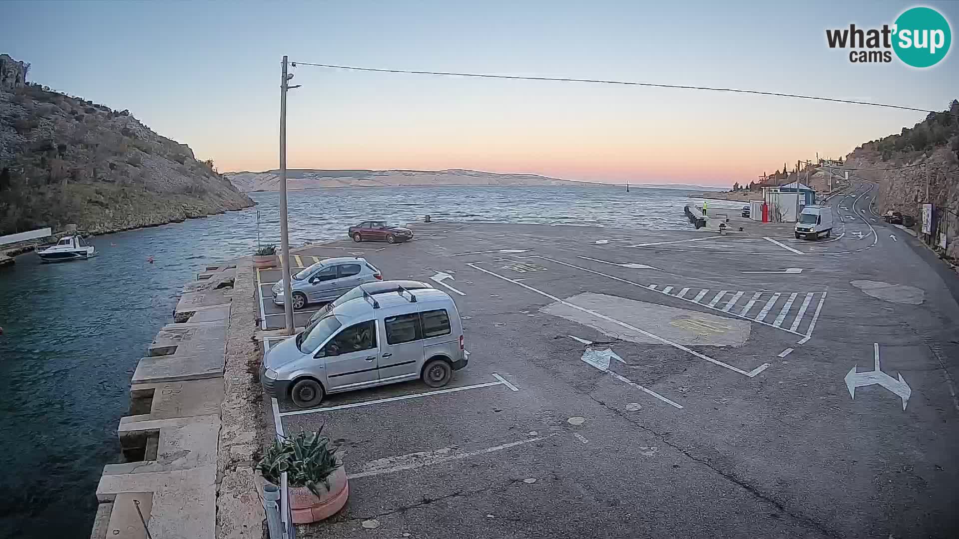 Spletna kamera trajektno pristanišče Prizna – proti otoku Pag