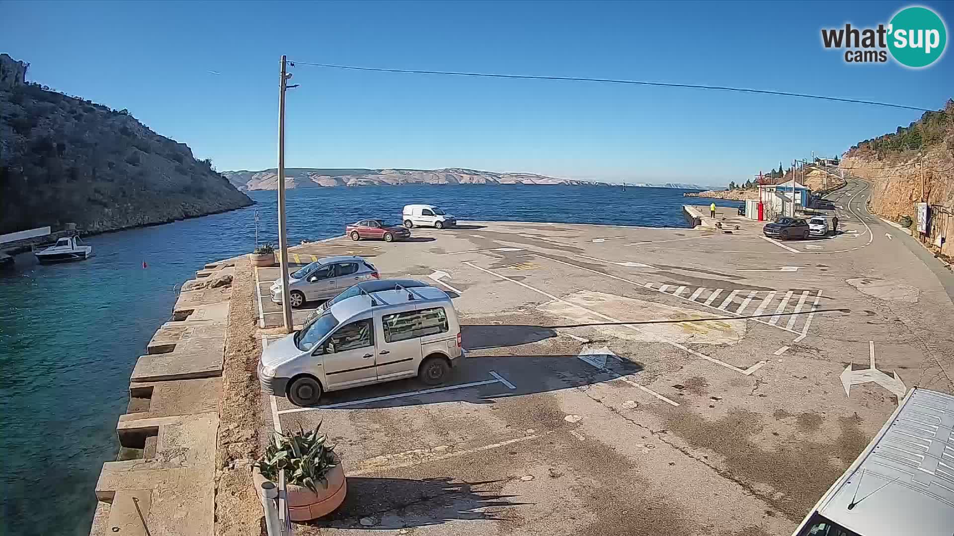 Spletna kamera trajektno pristanišče Prizna – proti otoku Pag