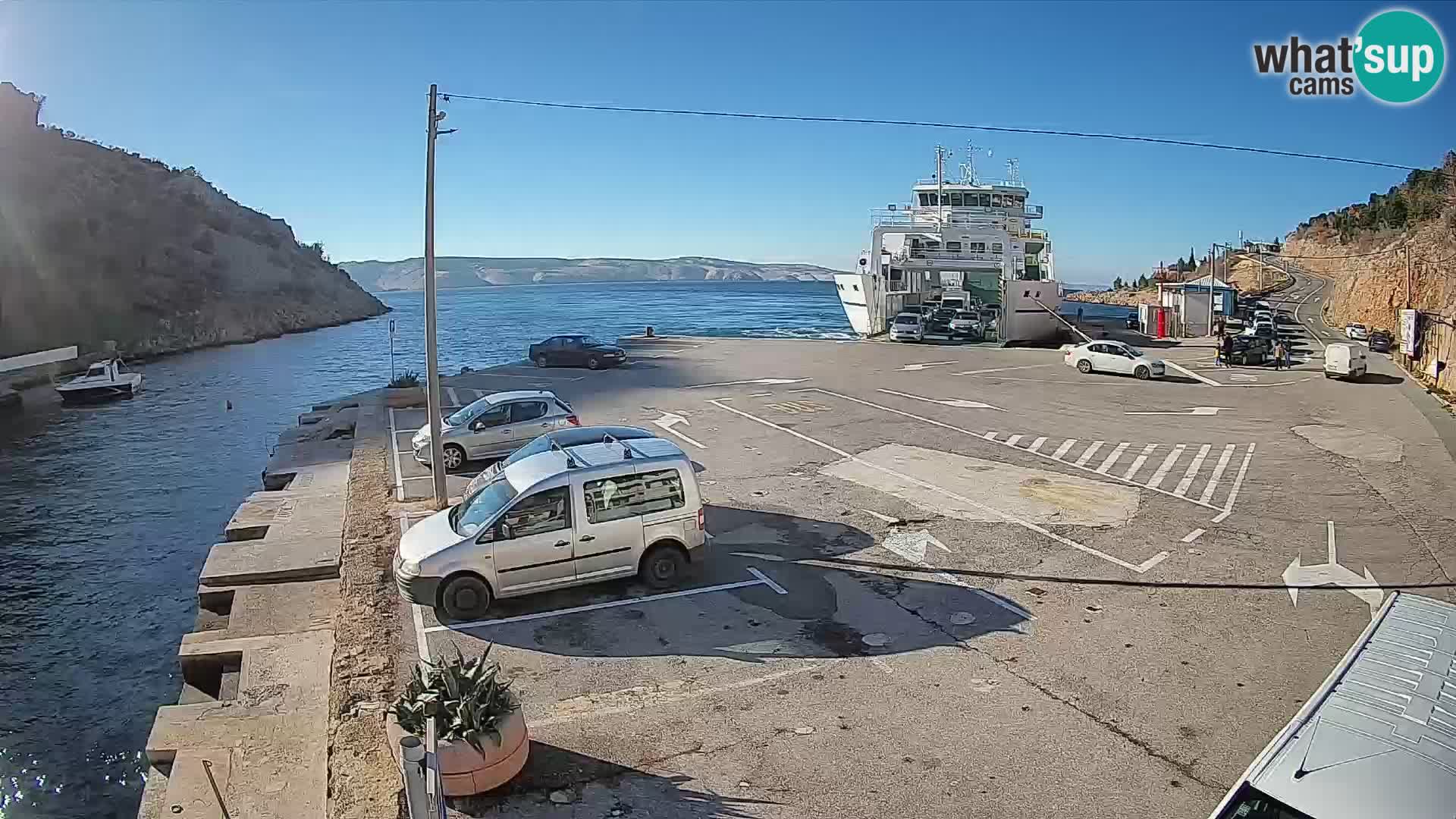 Spletna kamera trajektno pristanišče Prizna – proti otoku Pag