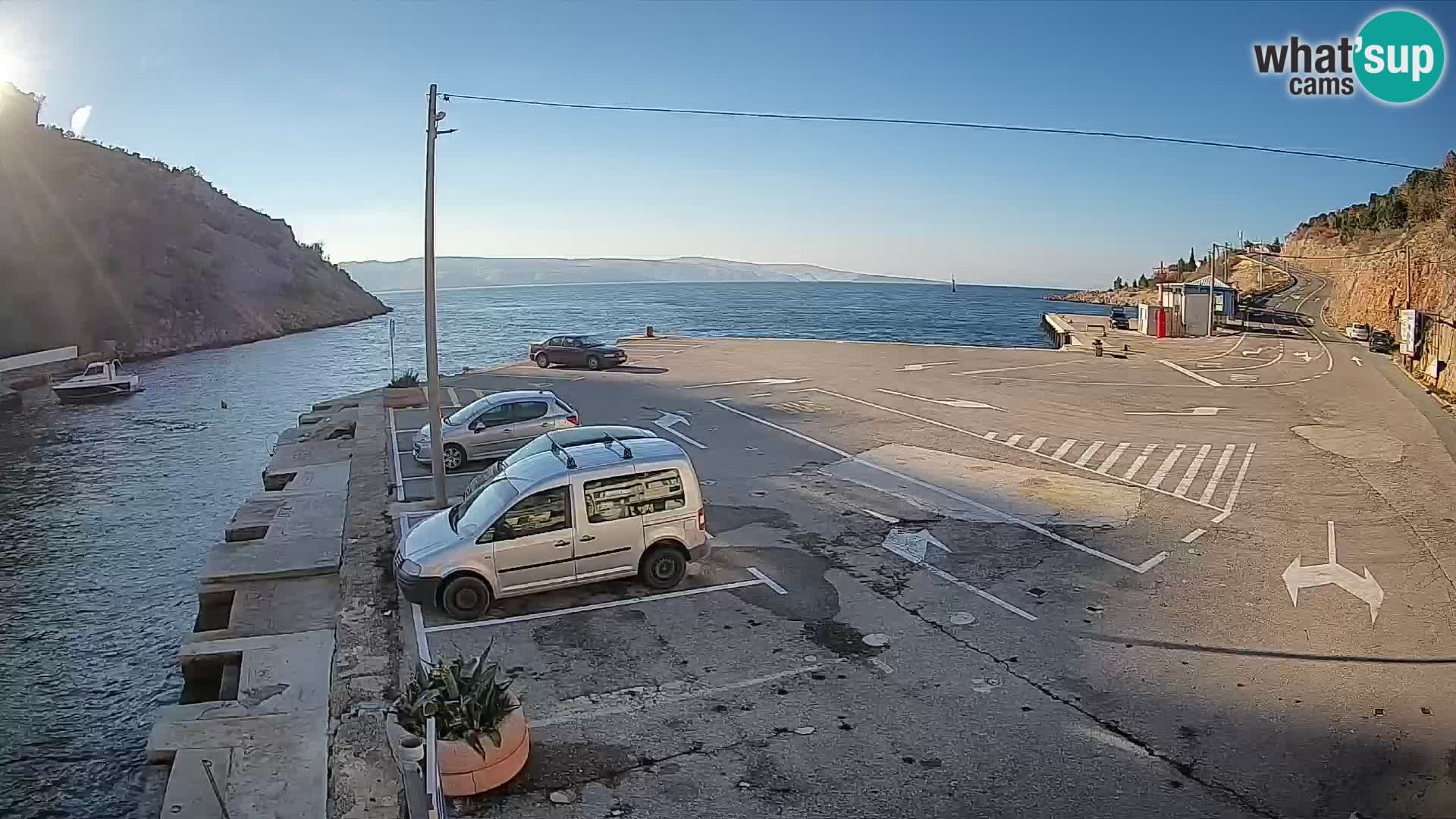 Spletna kamera trajektno pristanišče Prizna – proti otoku Pag