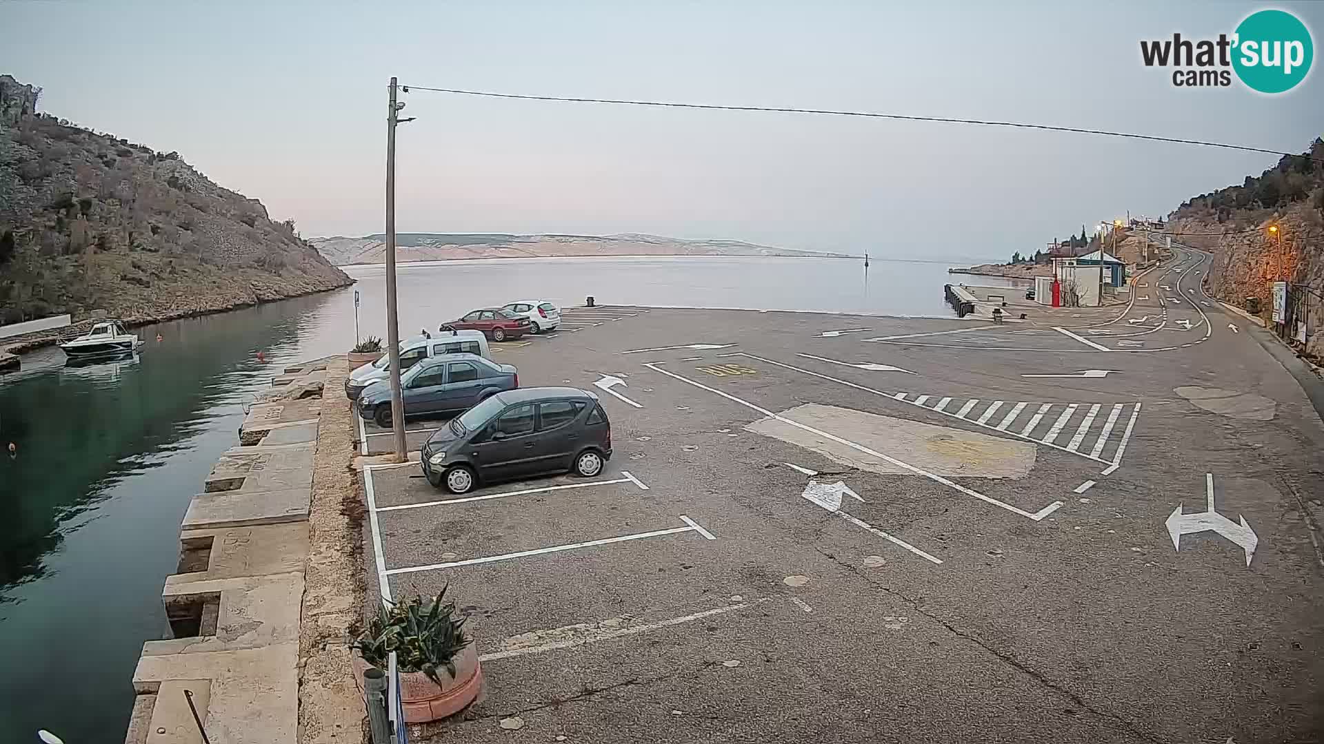 Spletna kamera trajektno pristanišče Prizna – proti otoku Pag