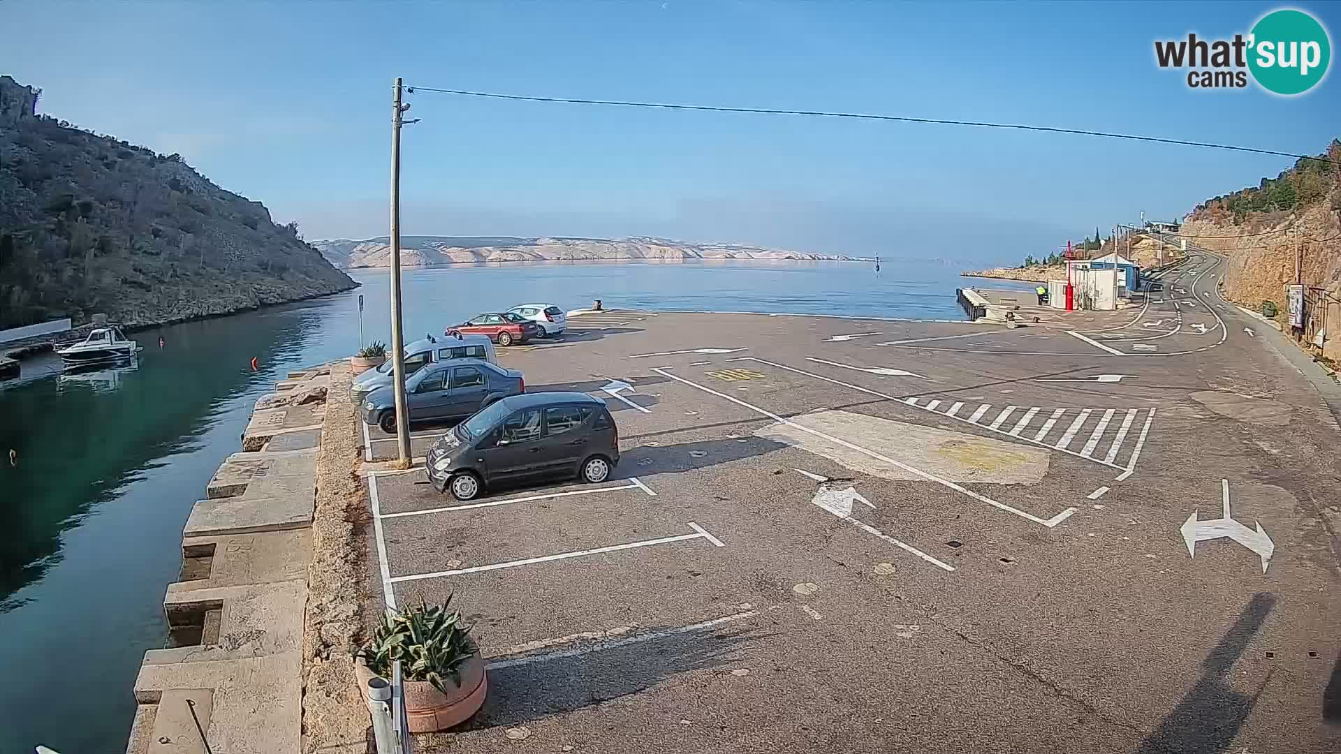 Spletna kamera trajektno pristanišče Prizna – proti otoku Pag