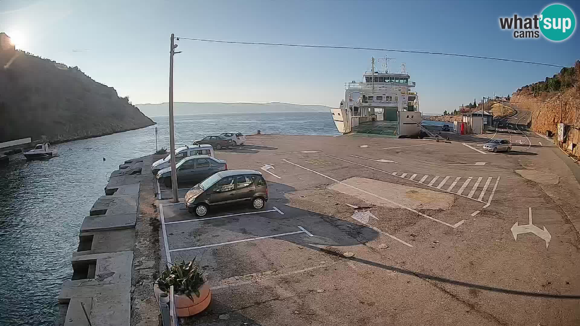 Web kamera trajektna luka Prizna – prema otoku Pag