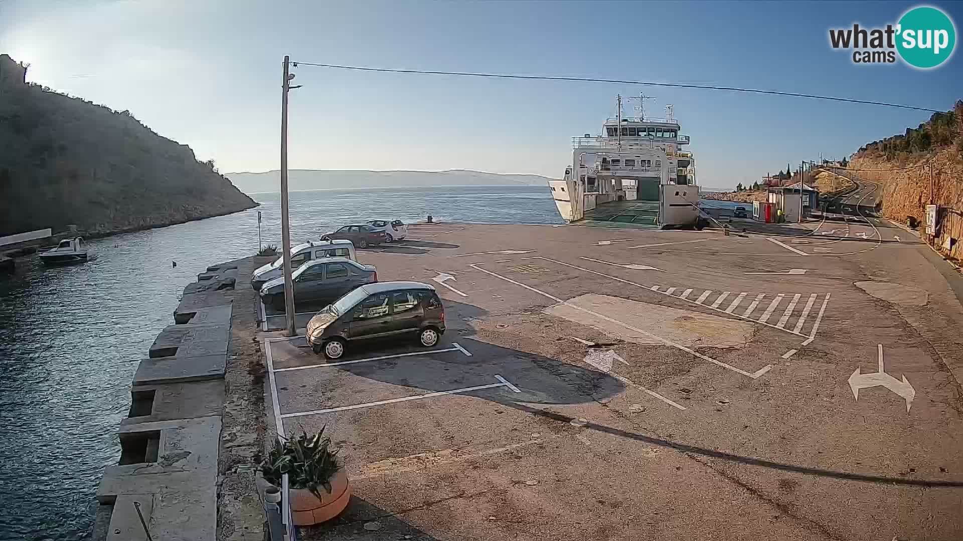 Spletna kamera trajektno pristanišče Prizna – proti otoku Pag
