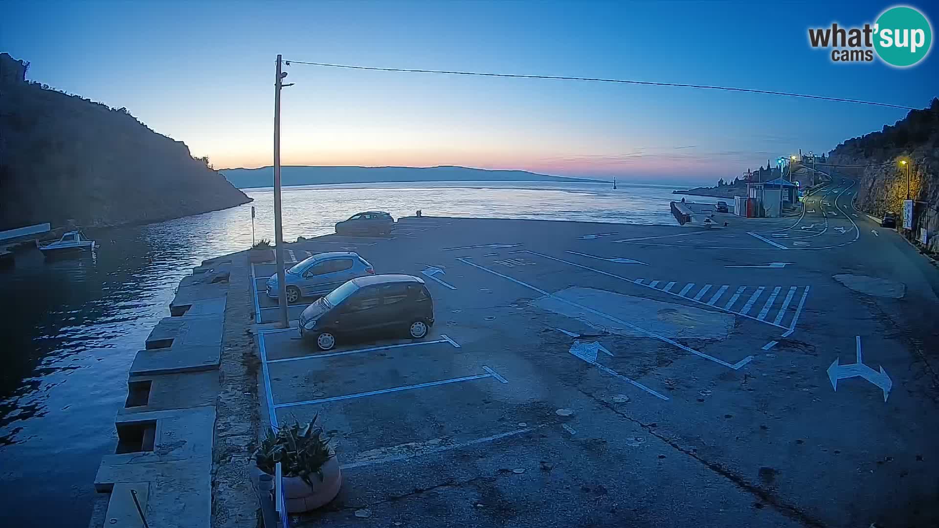 Spletna kamera trajektno pristanišče Prizna – proti otoku Pag