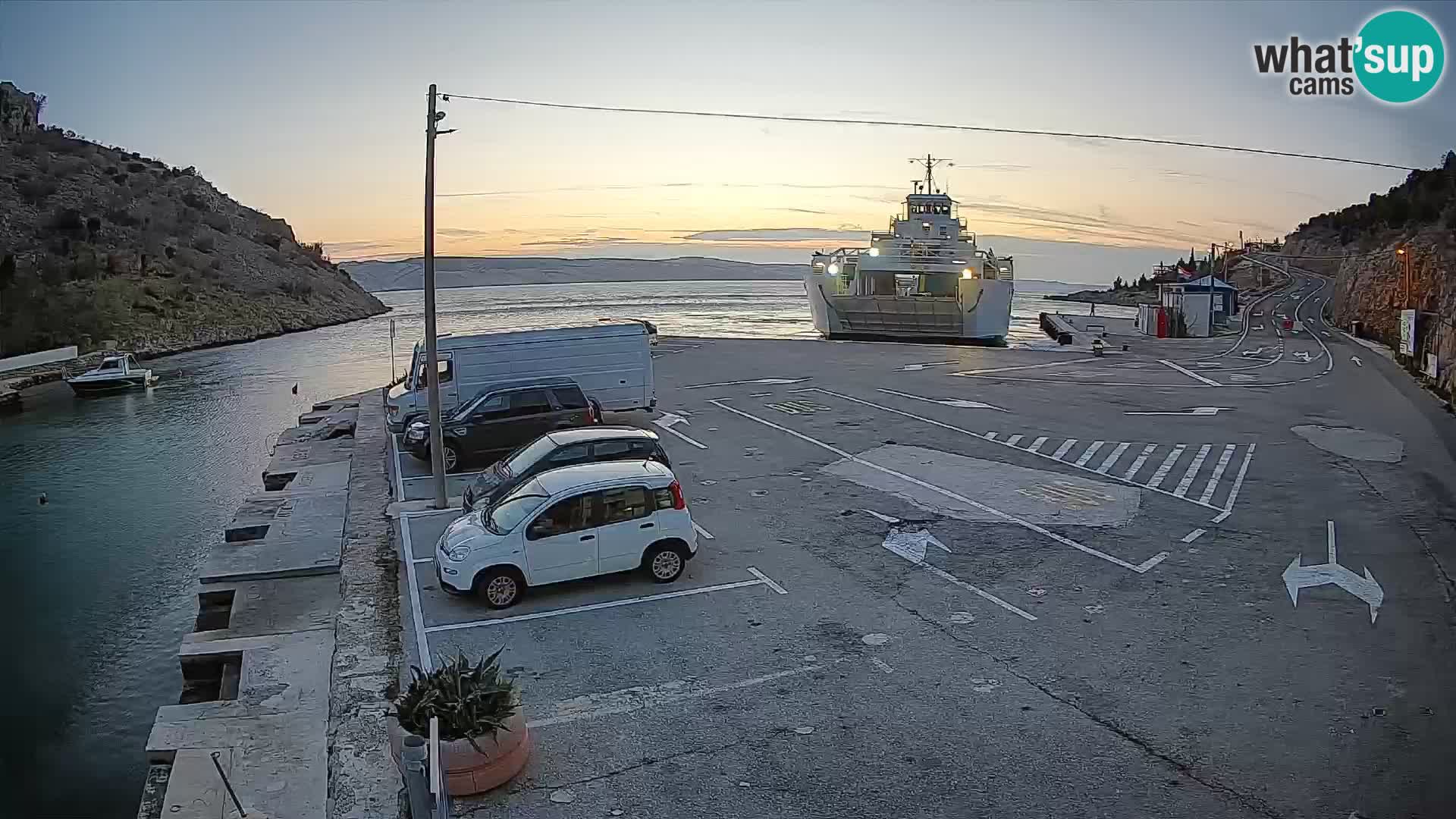 Webcam del puerto de ferris de Prizna – hacia la isla de Pag