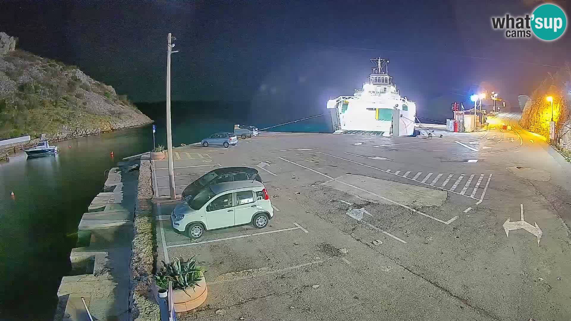 Spletna kamera trajektno pristanišče Prizna – proti otoku Pag