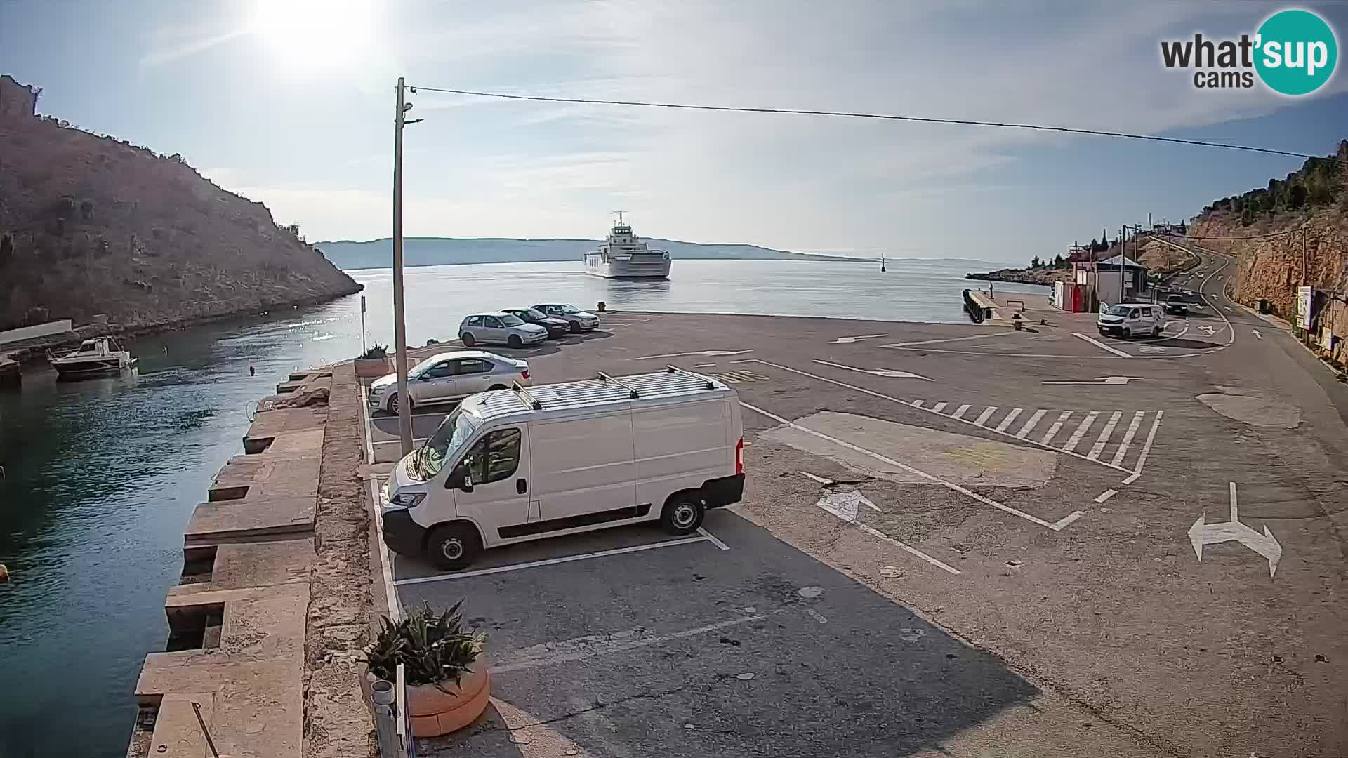 Spletna kamera trajektno pristanišče Prizna – proti otoku Pag