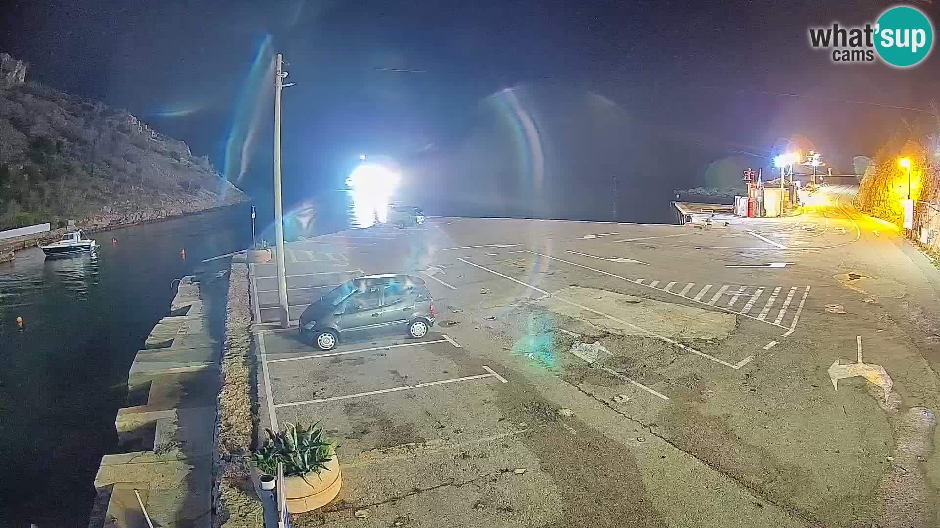 Spletna kamera trajektno pristanišče Prizna – proti otoku Pag