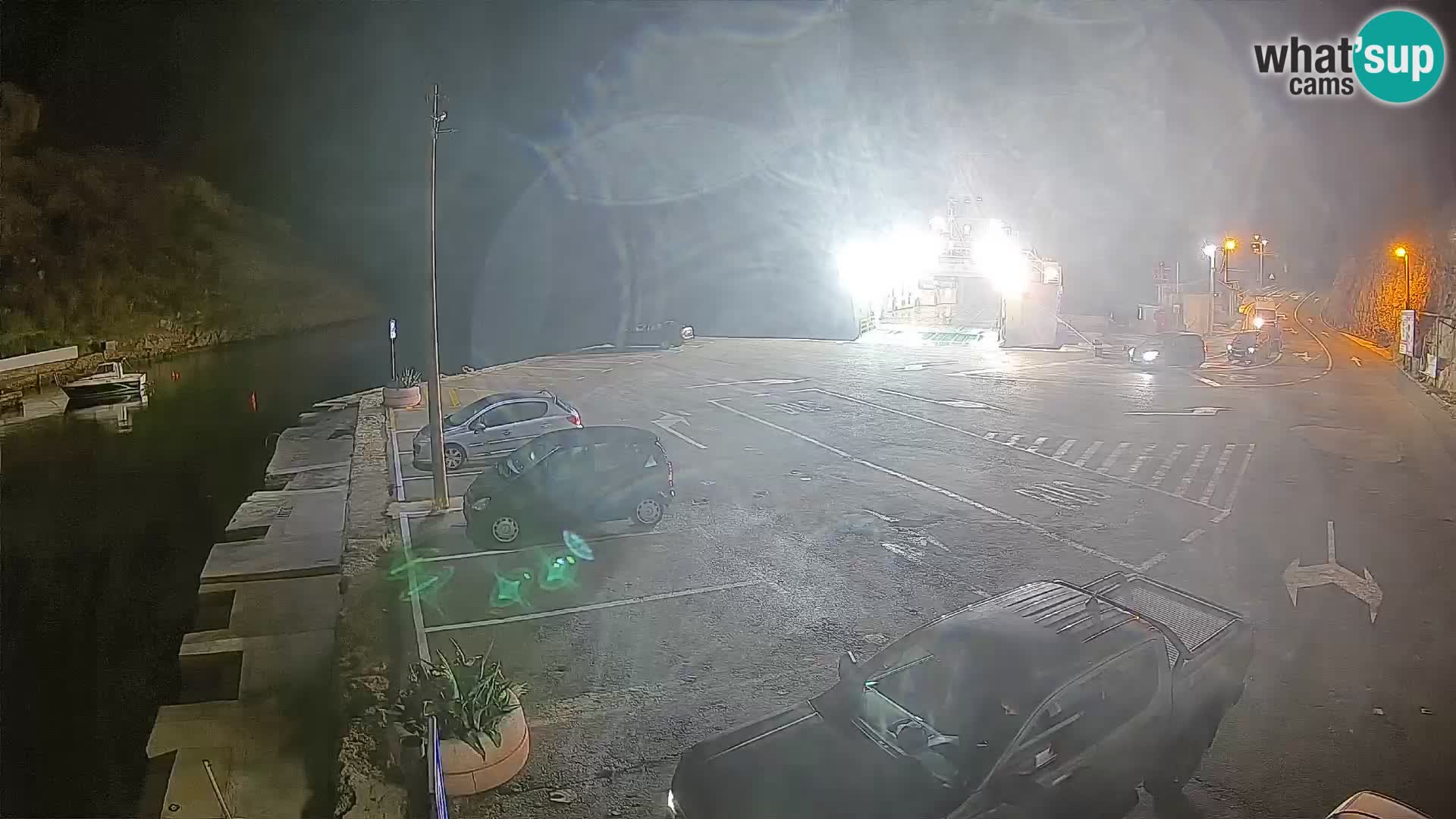 Spletna kamera trajektno pristanišče Prizna – proti otoku Pag