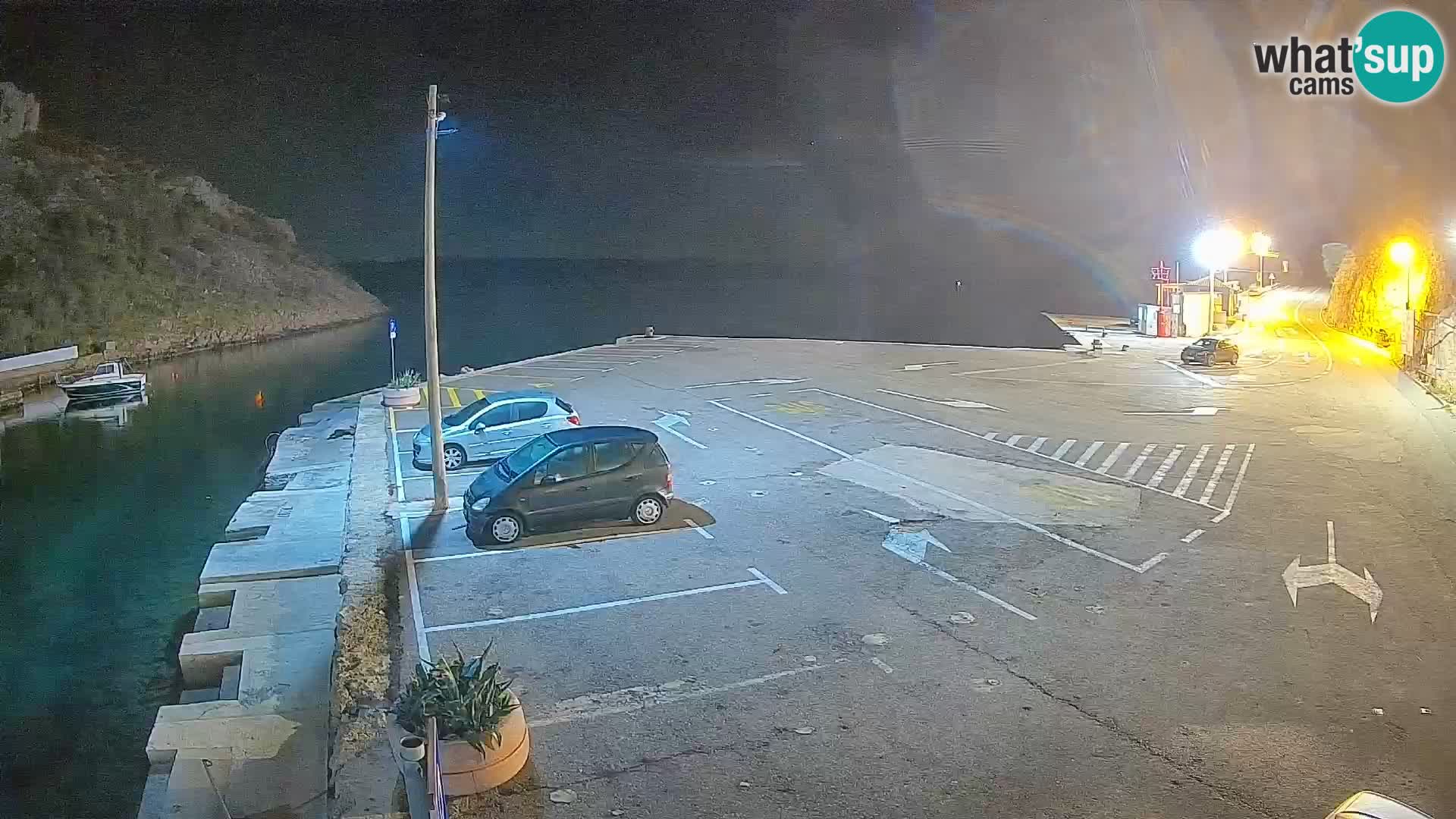 Spletna kamera trajektno pristanišče Prizna – proti otoku Pag