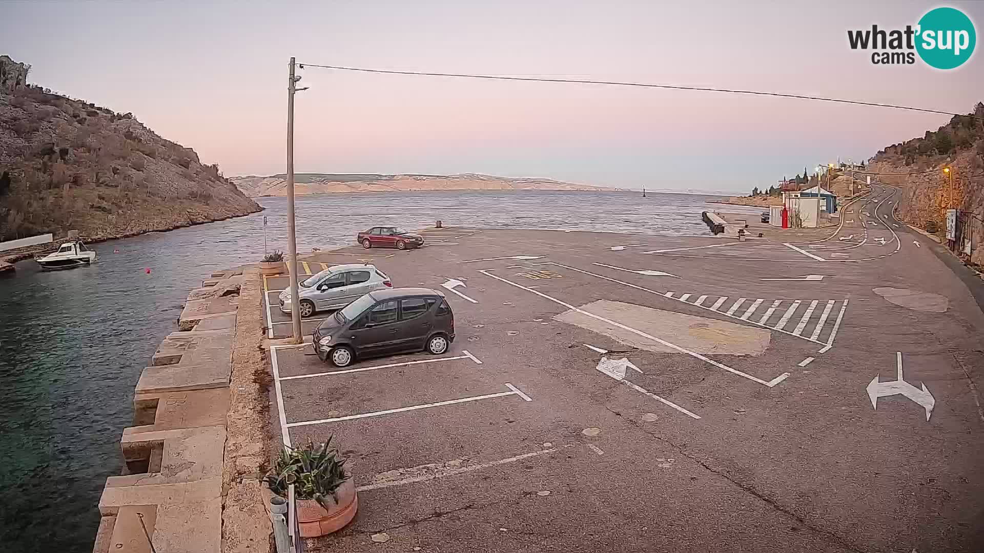 Spletna kamera trajektno pristanišče Prizna – proti otoku Pag