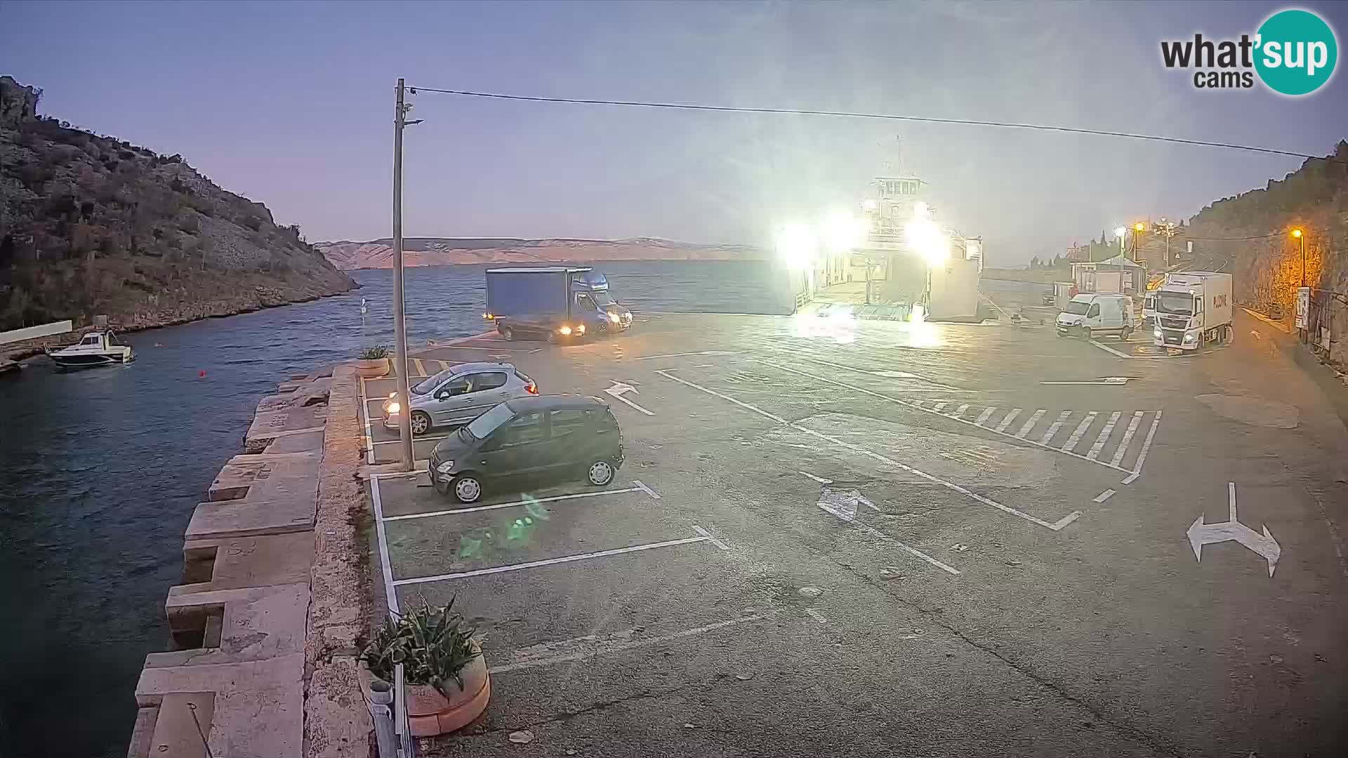 Webcam del puerto de ferris de Prizna – hacia la isla de Pag