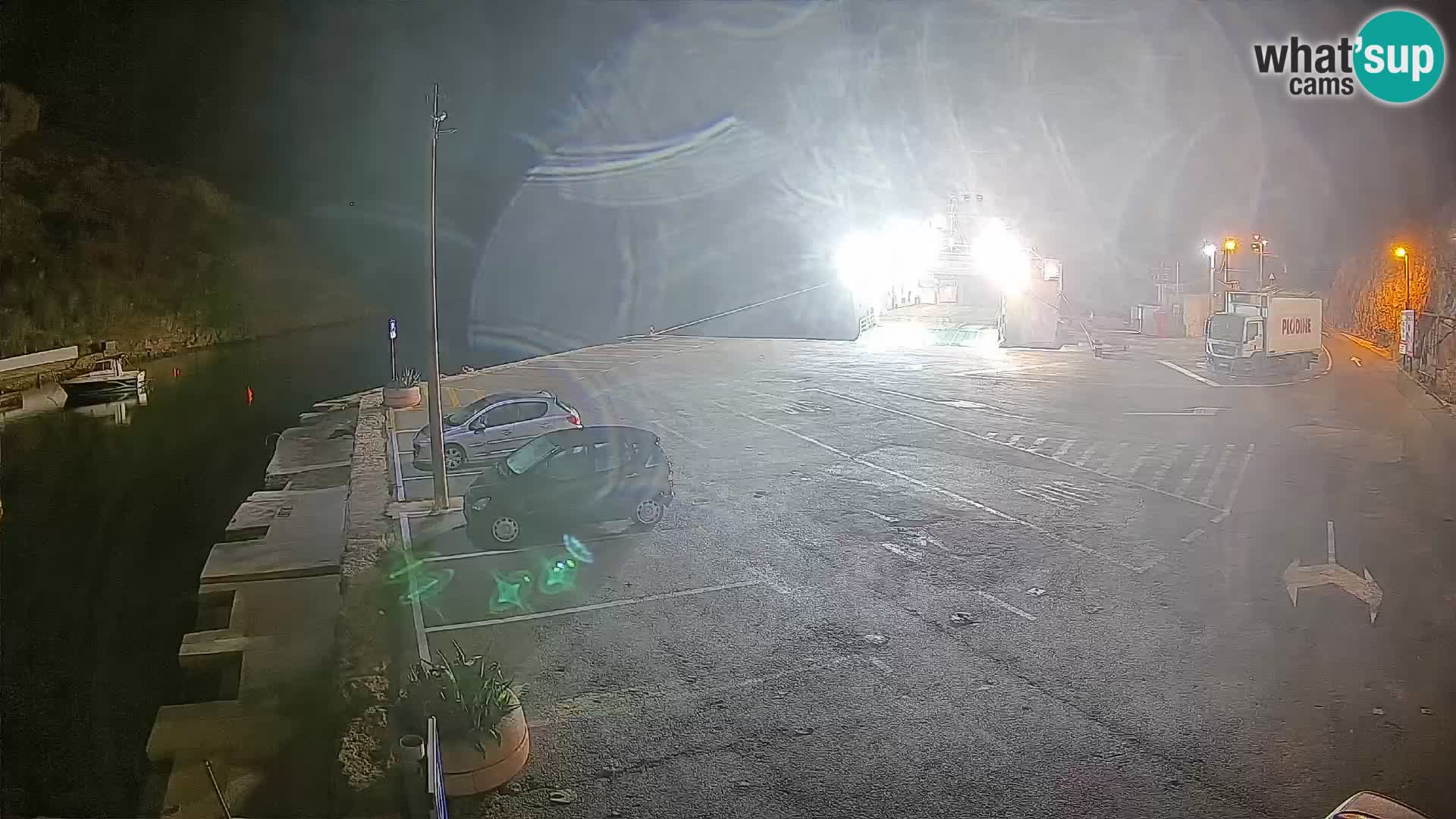 Spletna kamera trajektno pristanišče Prizna – proti otoku Pag