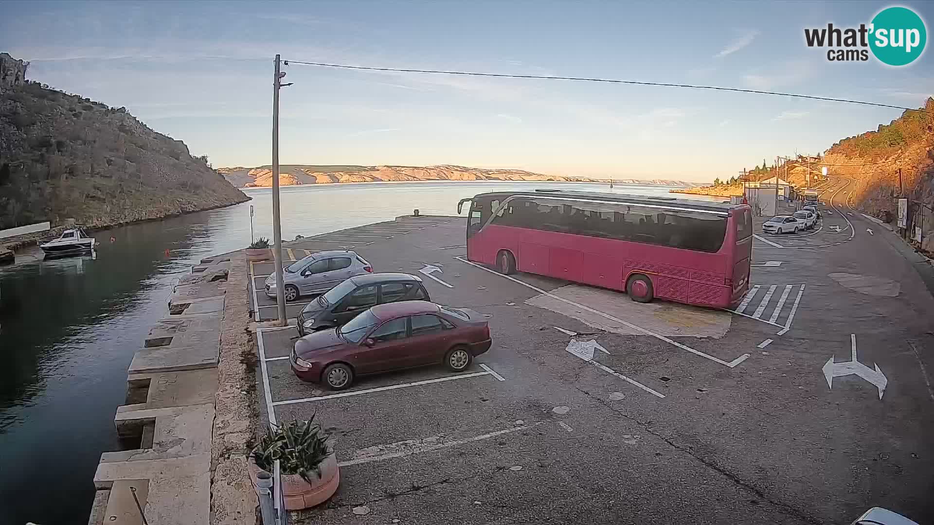 Spletna kamera trajektno pristanišče Prizna – proti otoku Pag