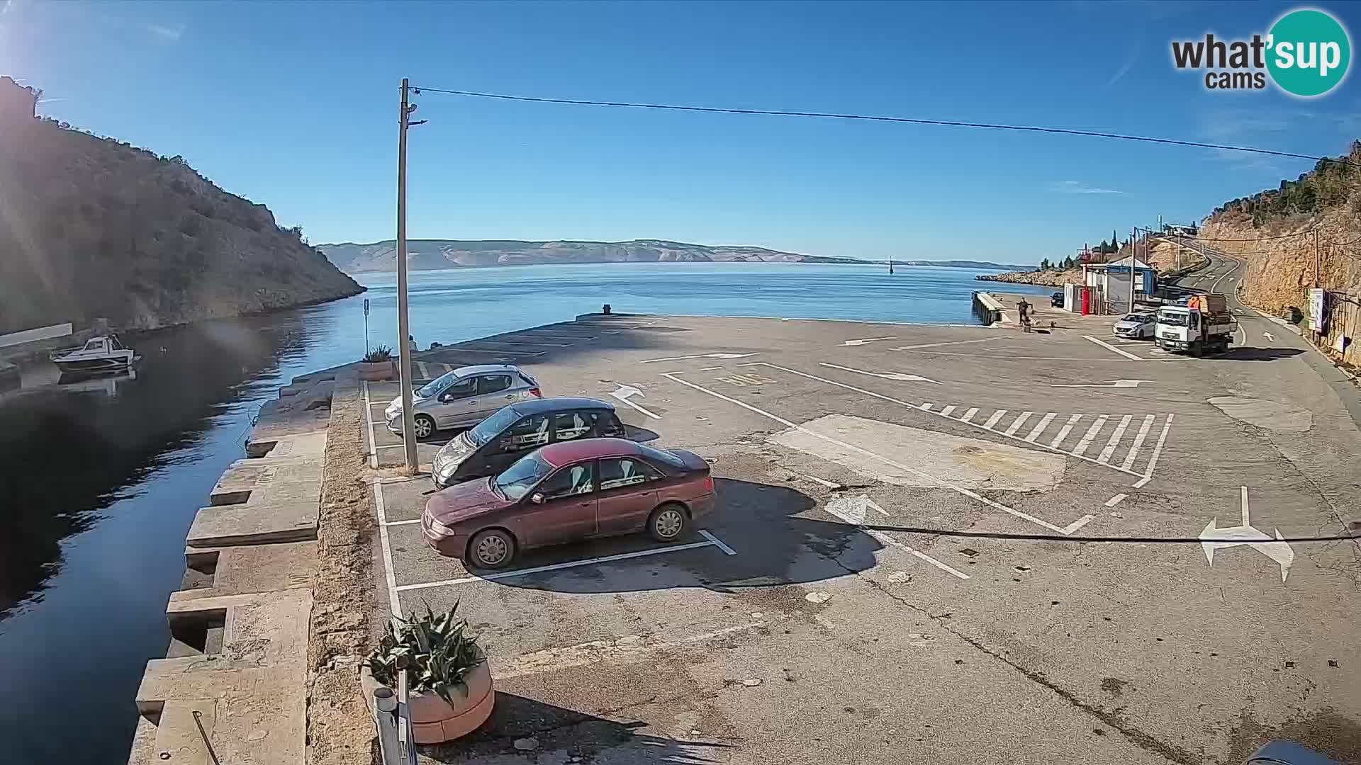 Spletna kamera trajektno pristanišče Prizna – proti otoku Pag