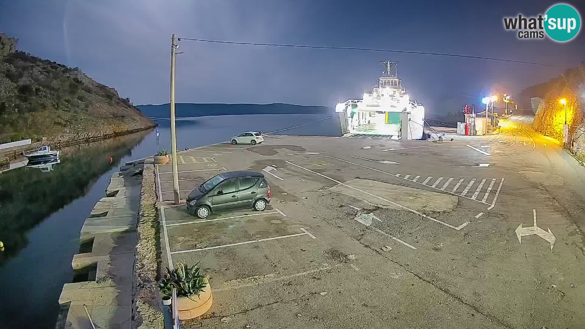 Spletna kamera trajektno pristanišče Prizna – proti otoku Pag