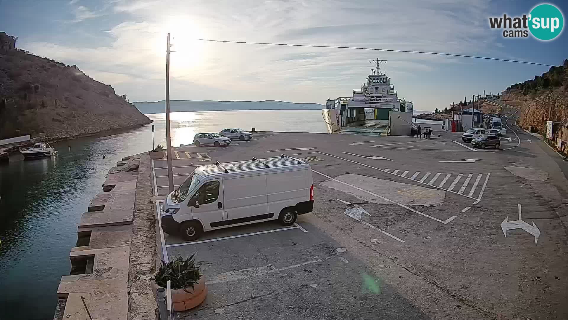 Spletna kamera trajektno pristanišče Prizna – proti otoku Pag