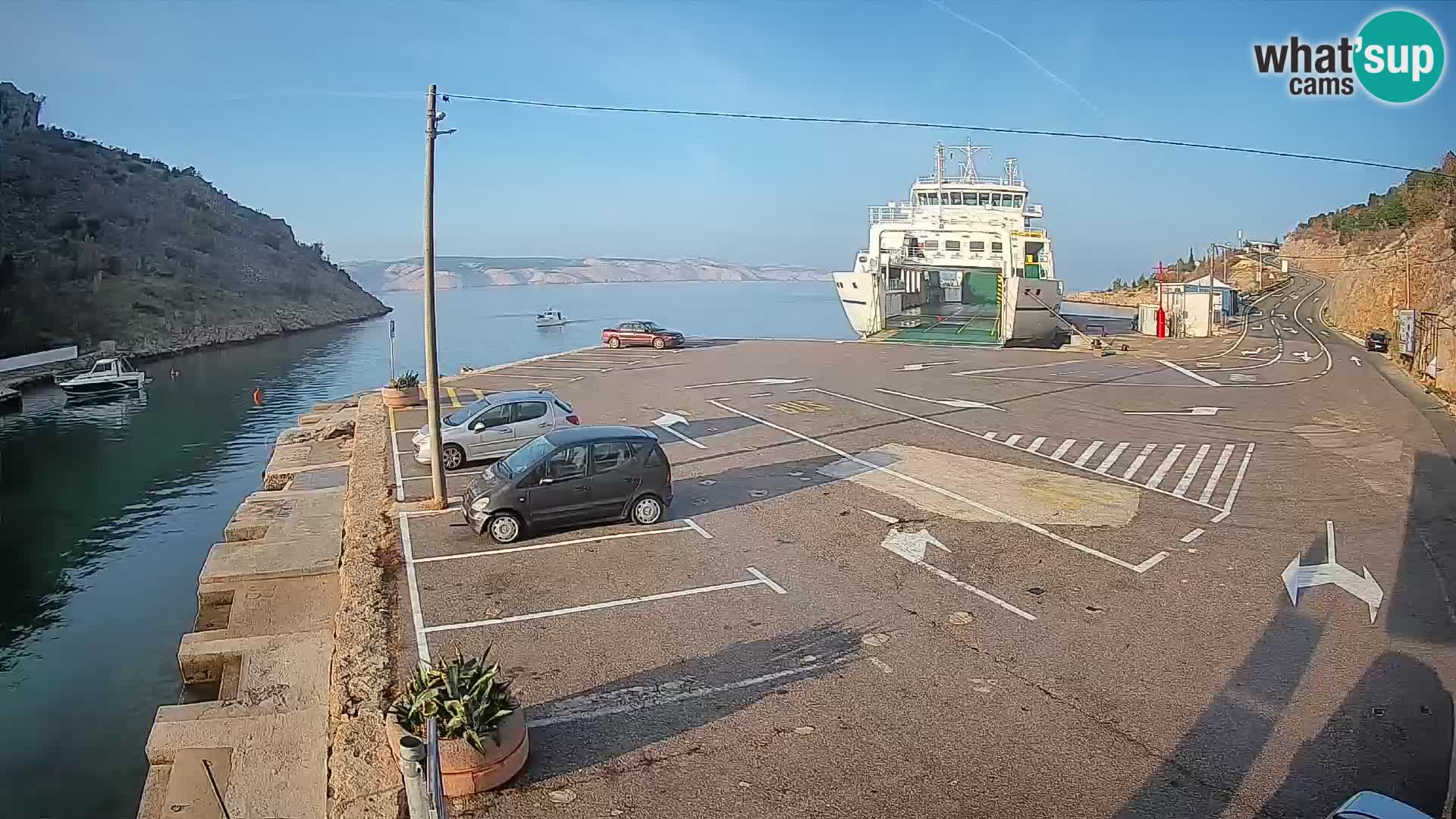 Spletna kamera trajektno pristanišče Prizna – proti otoku Pag