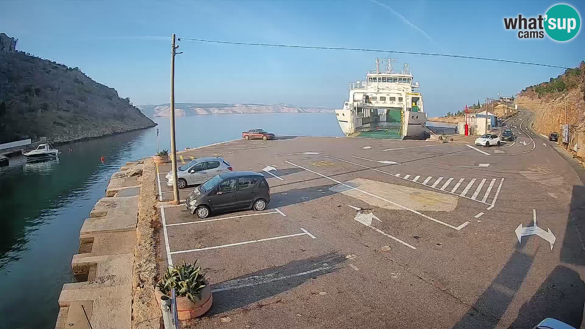 Spletna kamera trajektno pristanišče Prizna – proti otoku Pag