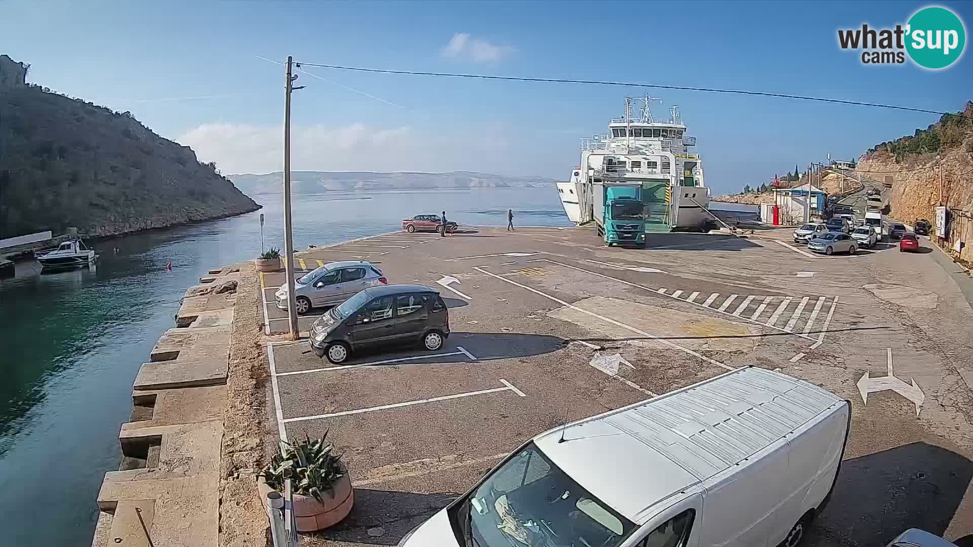 Spletna kamera trajektno pristanišče Prizna – proti otoku Pag