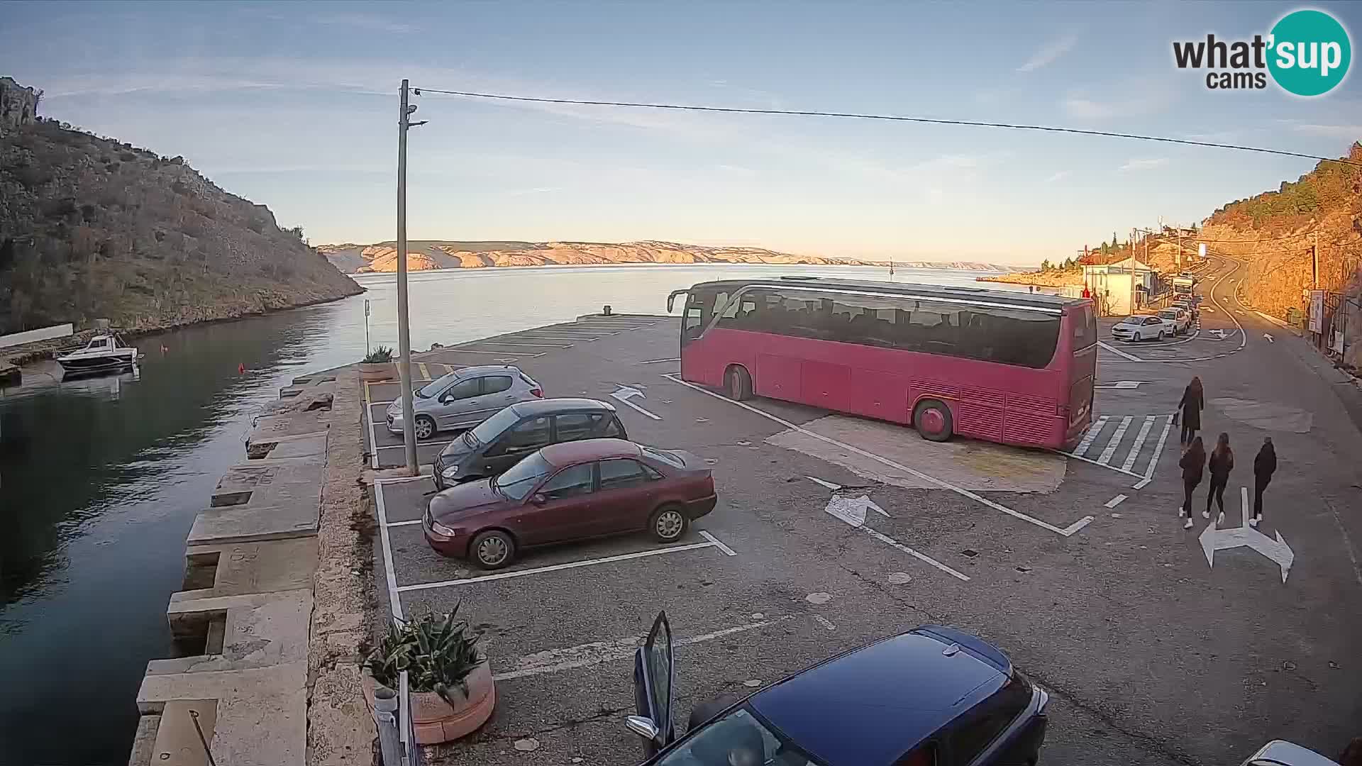 Spletna kamera trajektno pristanišče Prizna – proti otoku Pag