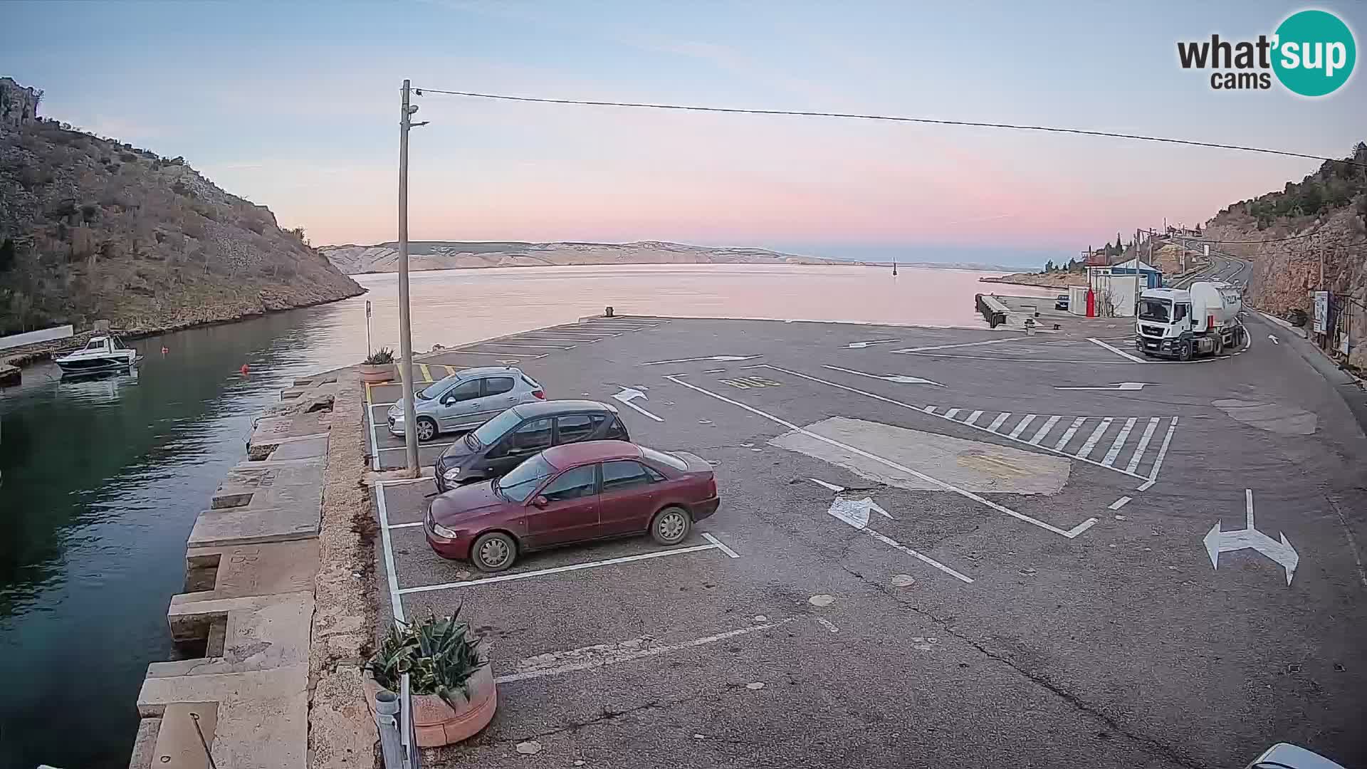 Spletna kamera trajektno pristanišče Prizna – proti otoku Pag