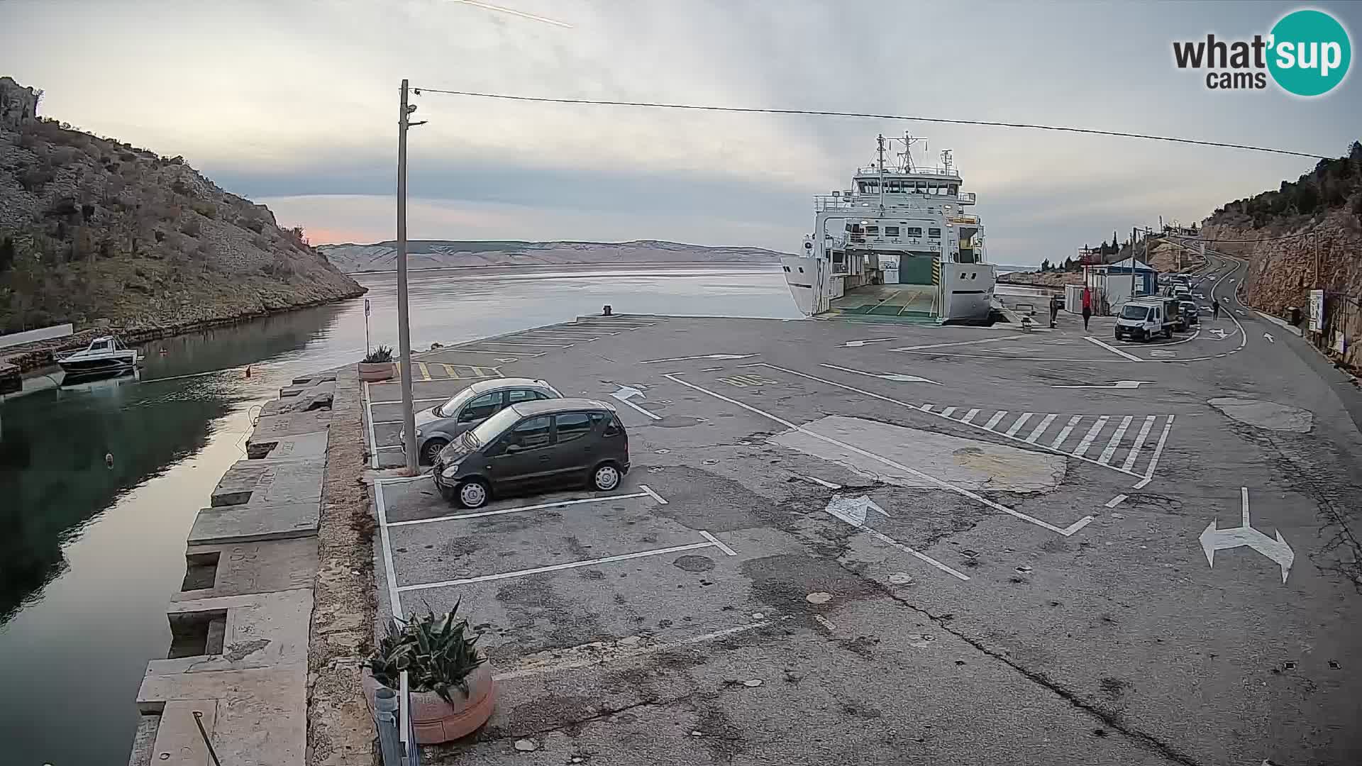 Spletna kamera trajektno pristanišče Prizna – proti otoku Pag