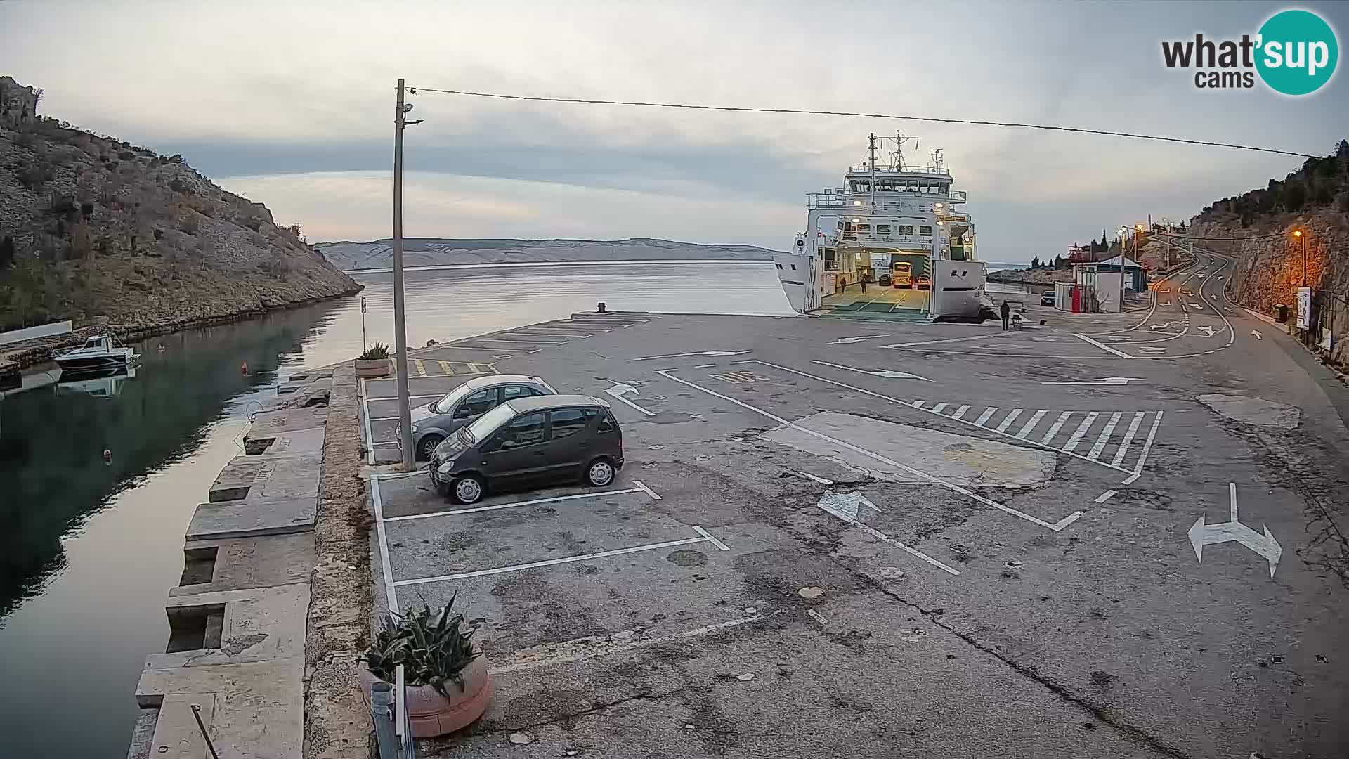 Webcam del puerto de ferris de Prizna – hacia la isla de Pag