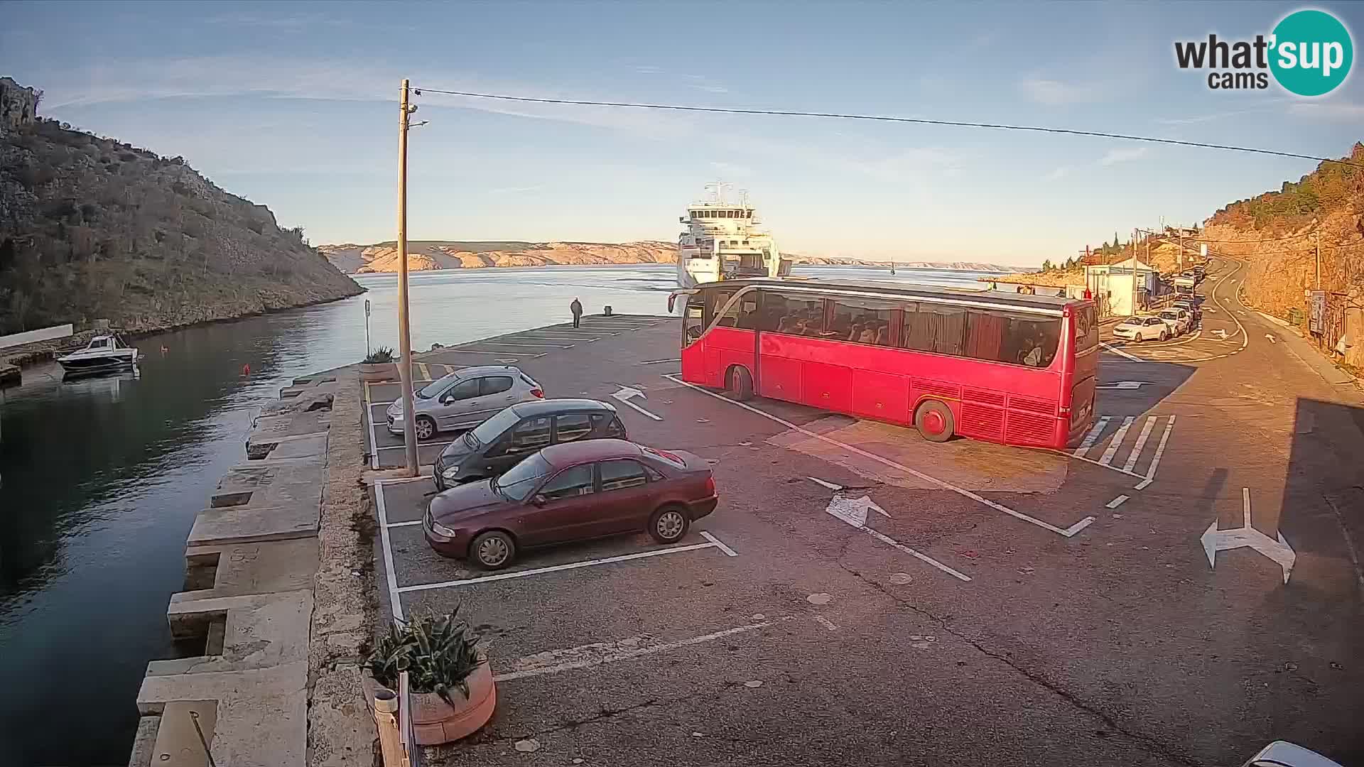 Webcam del puerto de ferris de Prizna – hacia la isla de Pag
