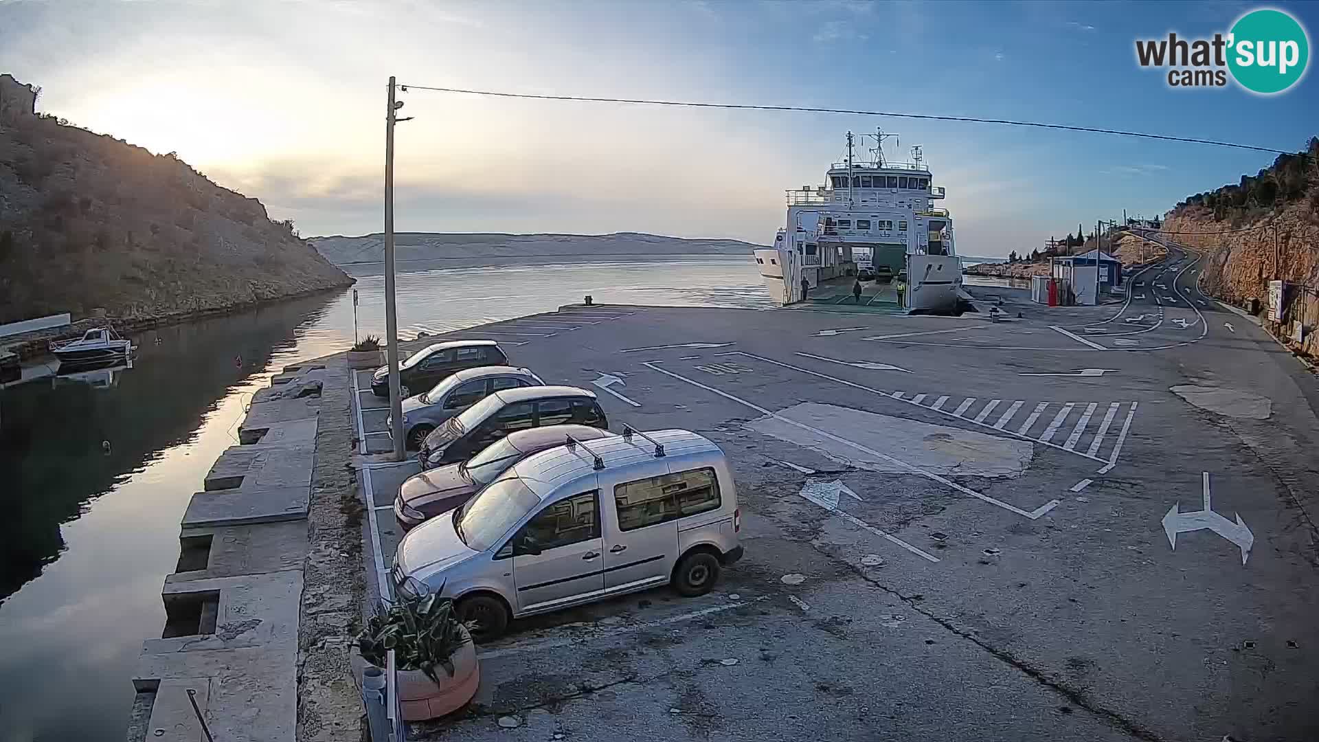 Spletna kamera trajektno pristanišče Prizna – proti otoku Pag