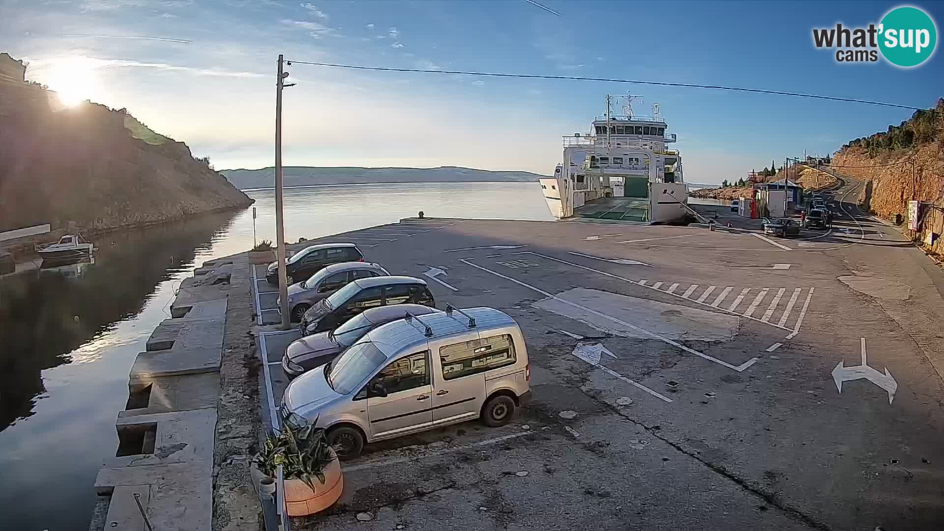 Spletna kamera trajektno pristanišče Prizna – proti otoku Pag