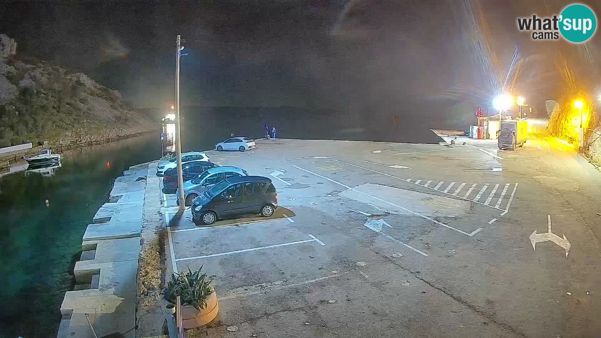 Spletna kamera trajektno pristanišče Prizna – proti otoku Pag