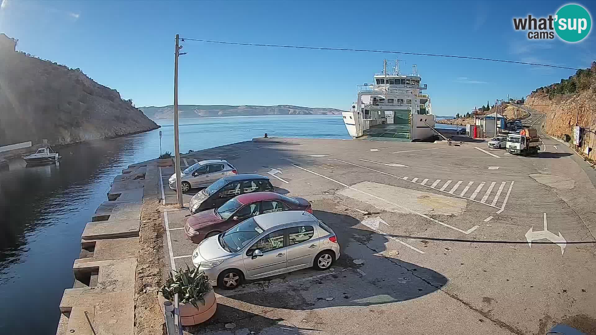 Spletna kamera trajektno pristanišče Prizna – proti otoku Pag