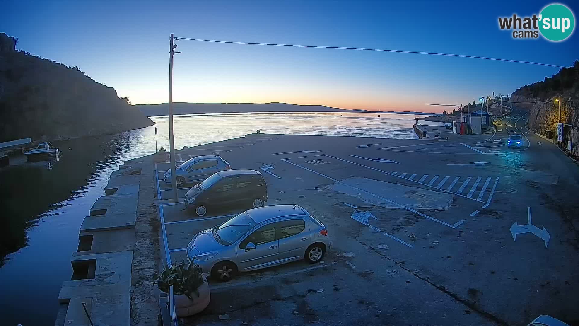 Spletna kamera trajektno pristanišče Prizna – proti otoku Pag