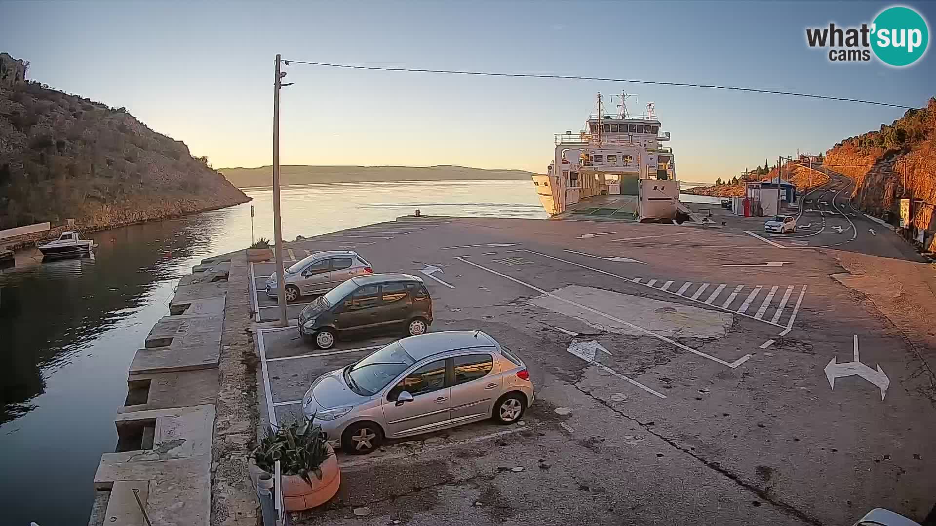 Web kamera trajektna luka Prizna – prema otoku Pag