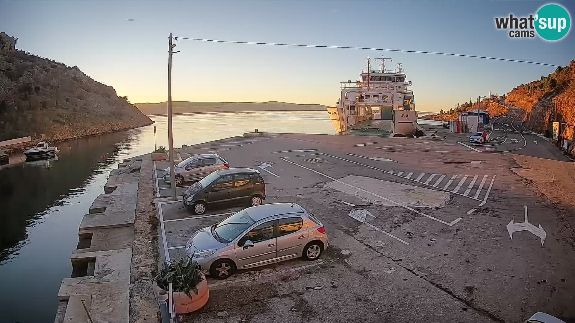 Webcam del puerto de ferris de Prizna – hacia la isla de Pag