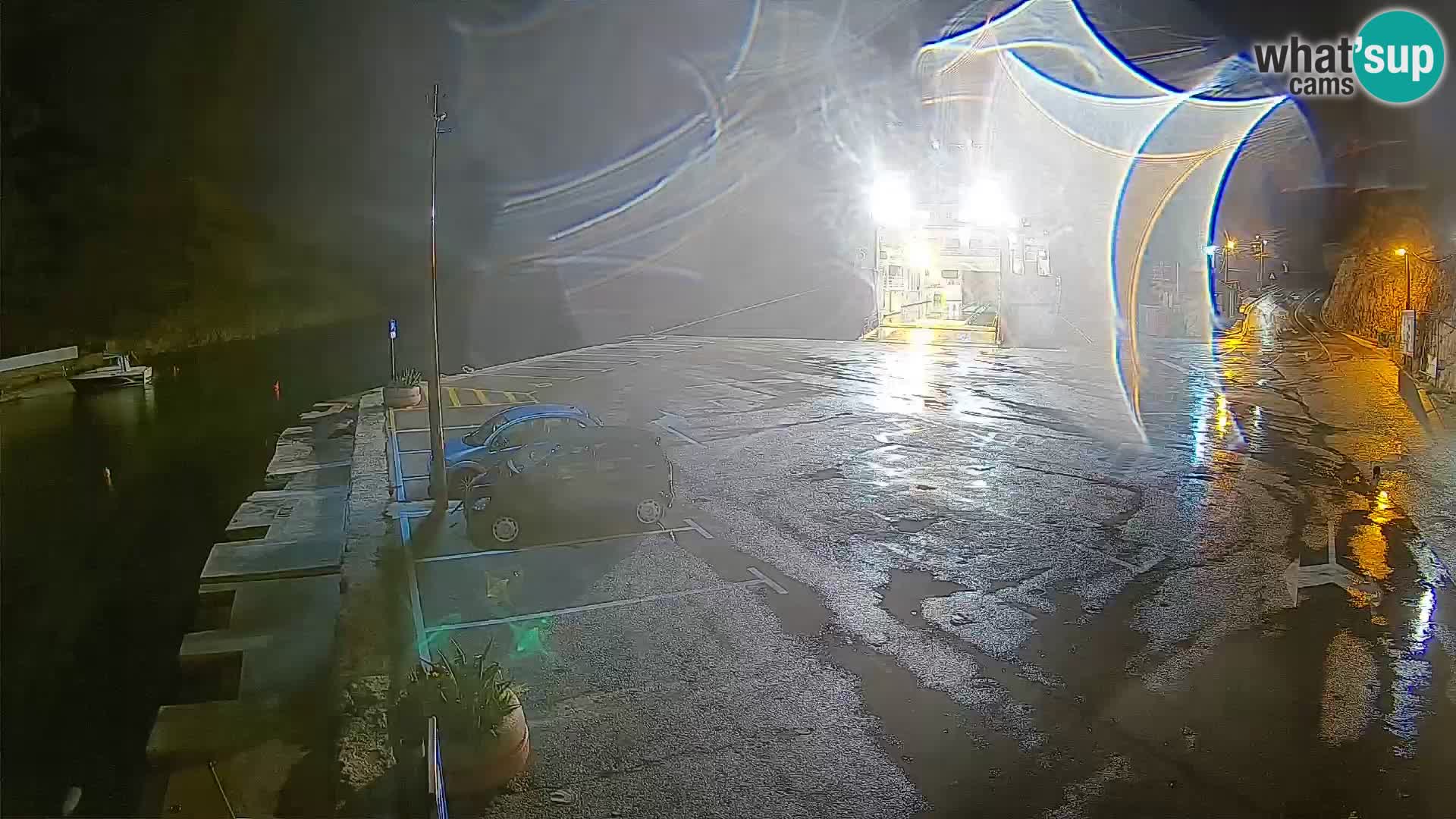 Spletna kamera trajektno pristanišče Prizna – proti otoku Pag