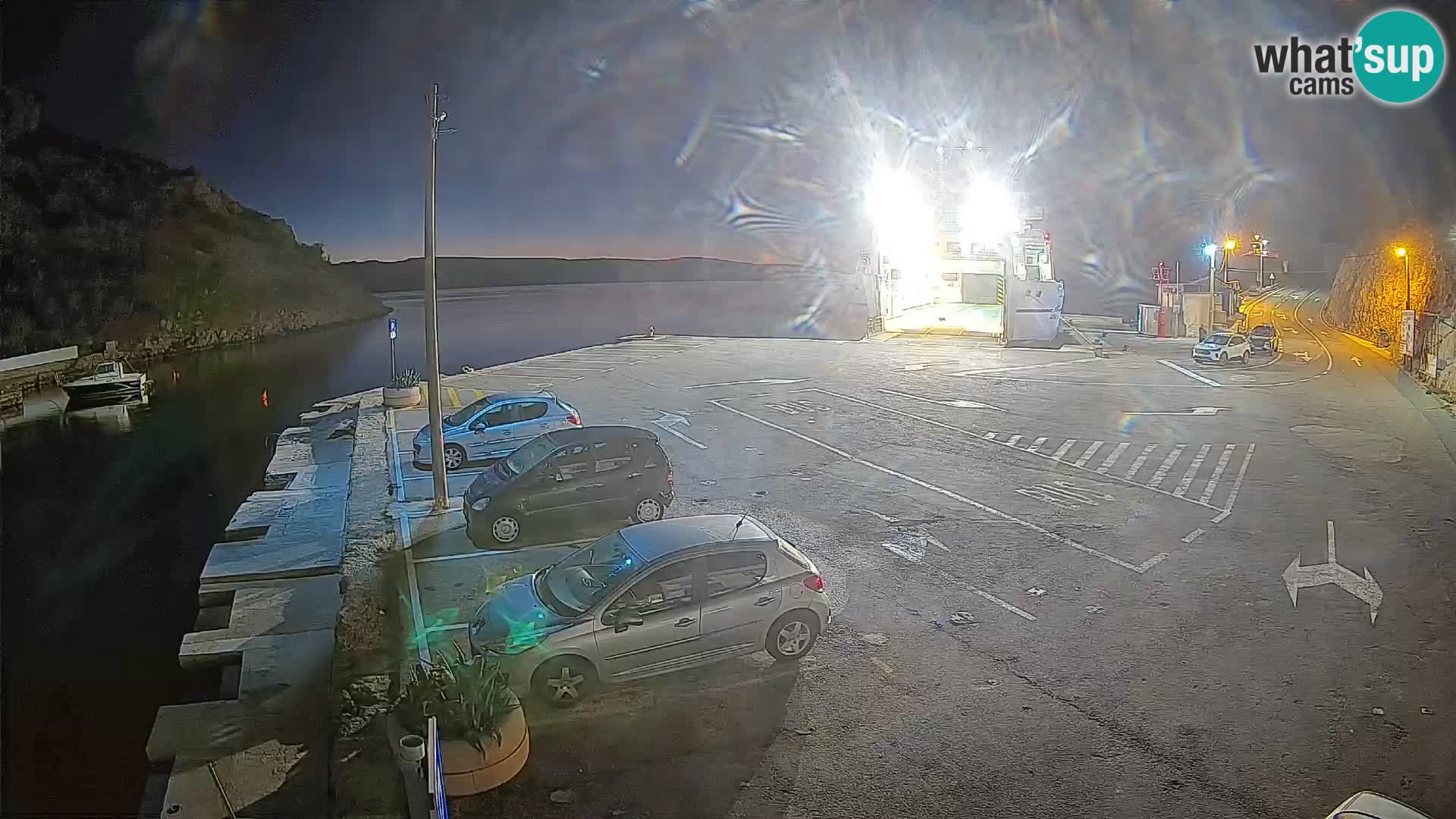 Spletna kamera trajektno pristanišče Prizna – proti otoku Pag