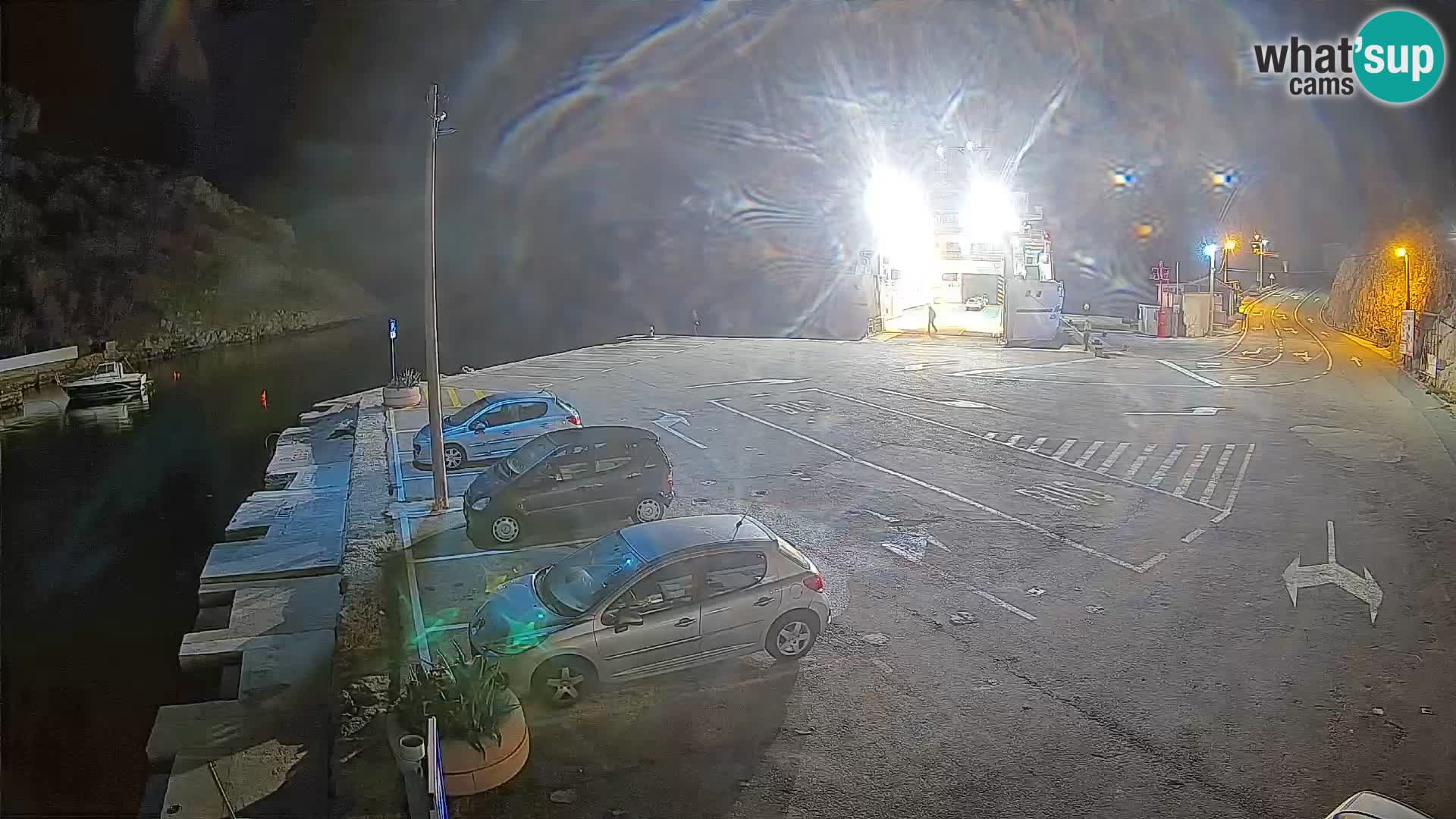 Spletna kamera trajektno pristanišče Prizna – proti otoku Pag