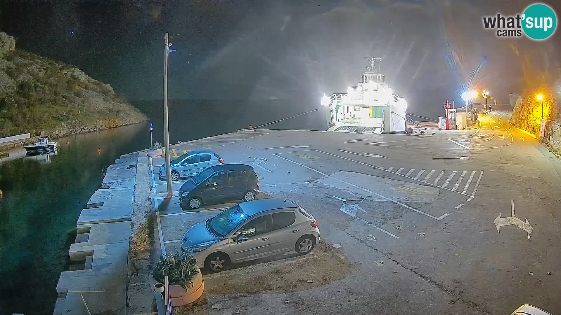 Spletna kamera trajektno pristanišče Prizna – proti otoku Pag