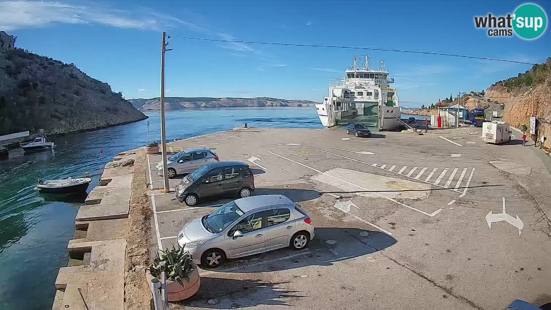 Spletna kamera trajektno pristanišče Prizna – proti otoku Pag