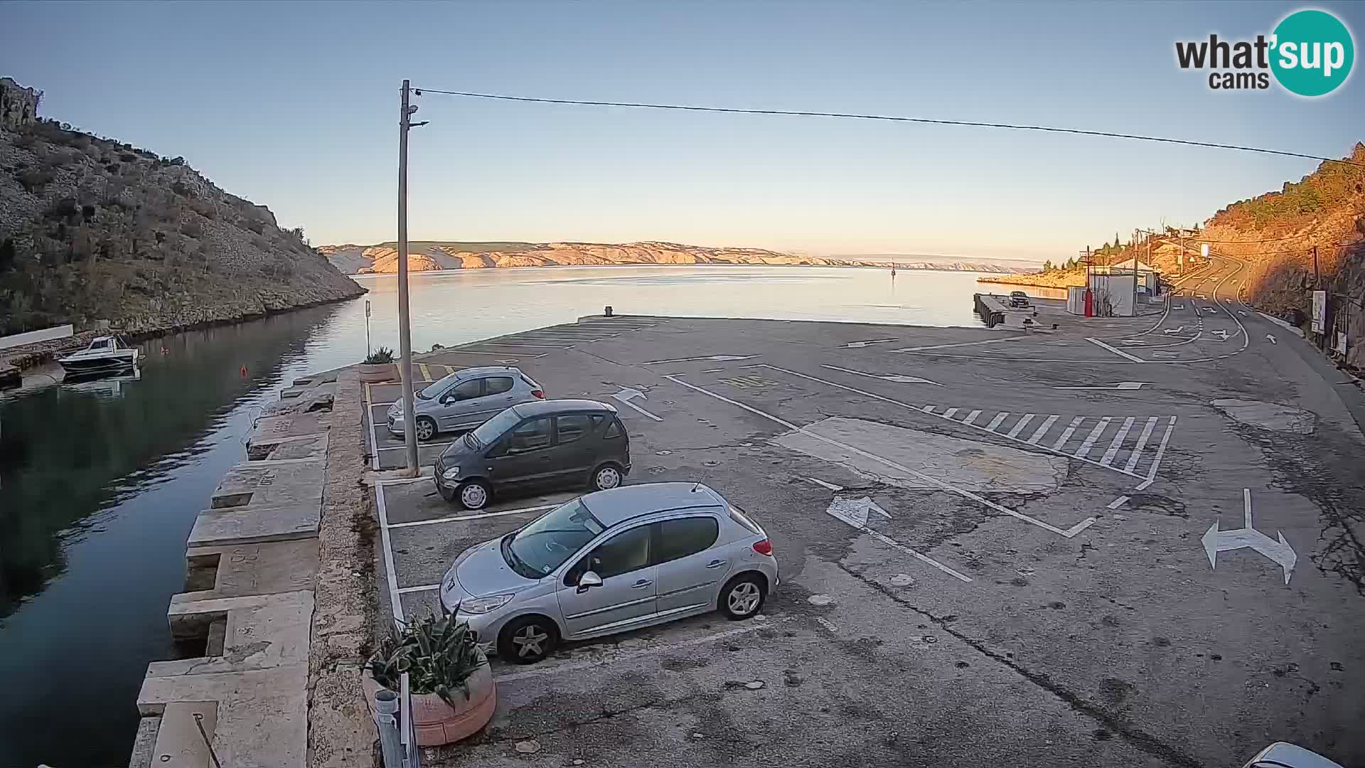 Spletna kamera trajektno pristanišče Prizna – proti otoku Pag