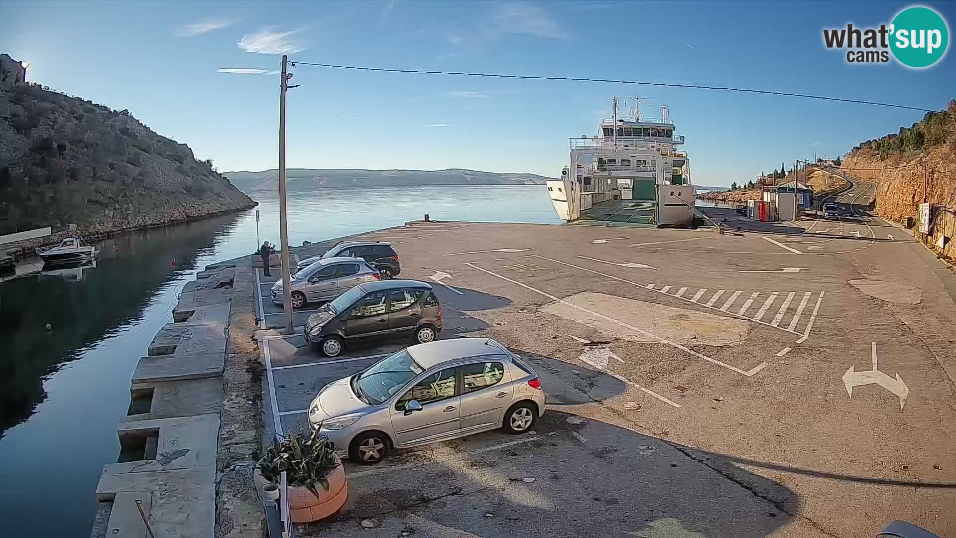 Spletna kamera trajektno pristanišče Prizna – proti otoku Pag