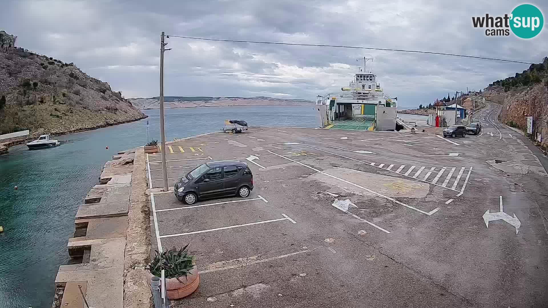 Spletna kamera trajektno pristanišče Prizna – proti otoku Pag